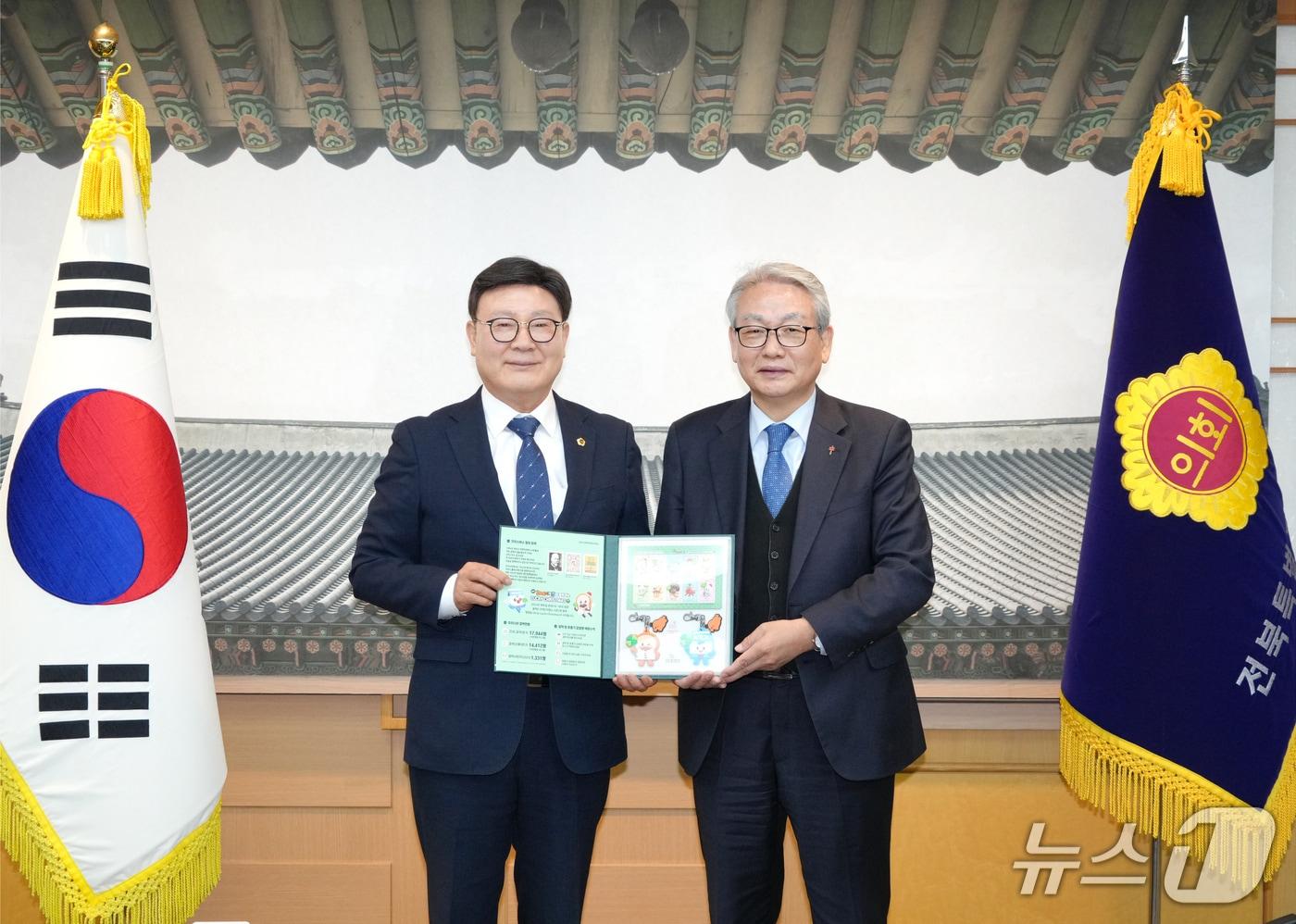 9일 임환 대한결핵협회 전북지부장&#40;오른쪽&#41;이 문승우 전북도의장에게 &#39;크리스마스 씰&#39;을 기증하고 있다.&#40;의회제공. 재판매 및 DB금지&#41;2025.12.9/뉴스1