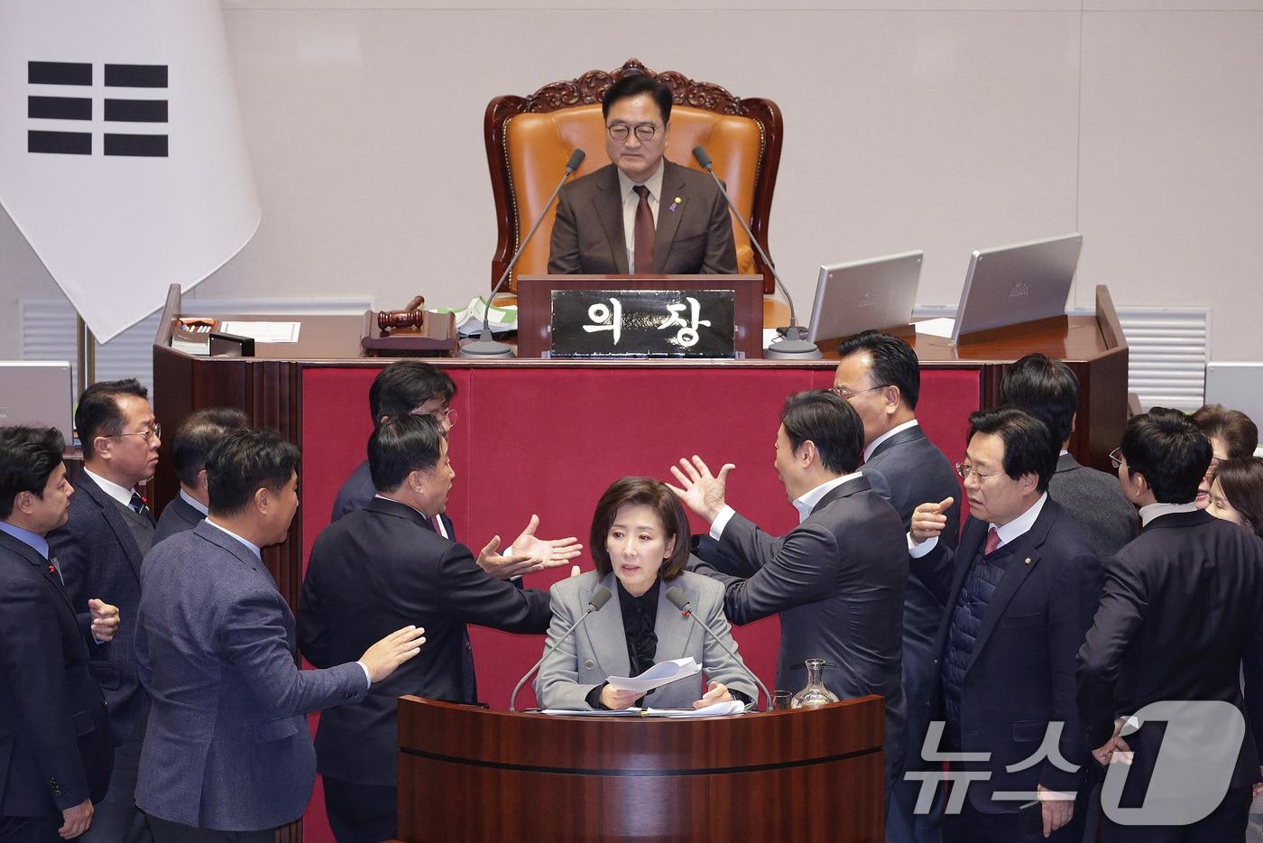 나경원 국민의힘 의원이 9일 서울 여의도 국회에서 열린 제429회국회&#40;정기회&#41; 제16차 본회의에서 가맹사업거래의 공정화에 관한 법률 일부개정법률안에 대한 무제한 토론&#40;필리버스터&#41;을 하는 가운데 여야 의원들이 충돌하고 있다. 2025.12.9/뉴스1 ⓒ News1 신웅수 기자