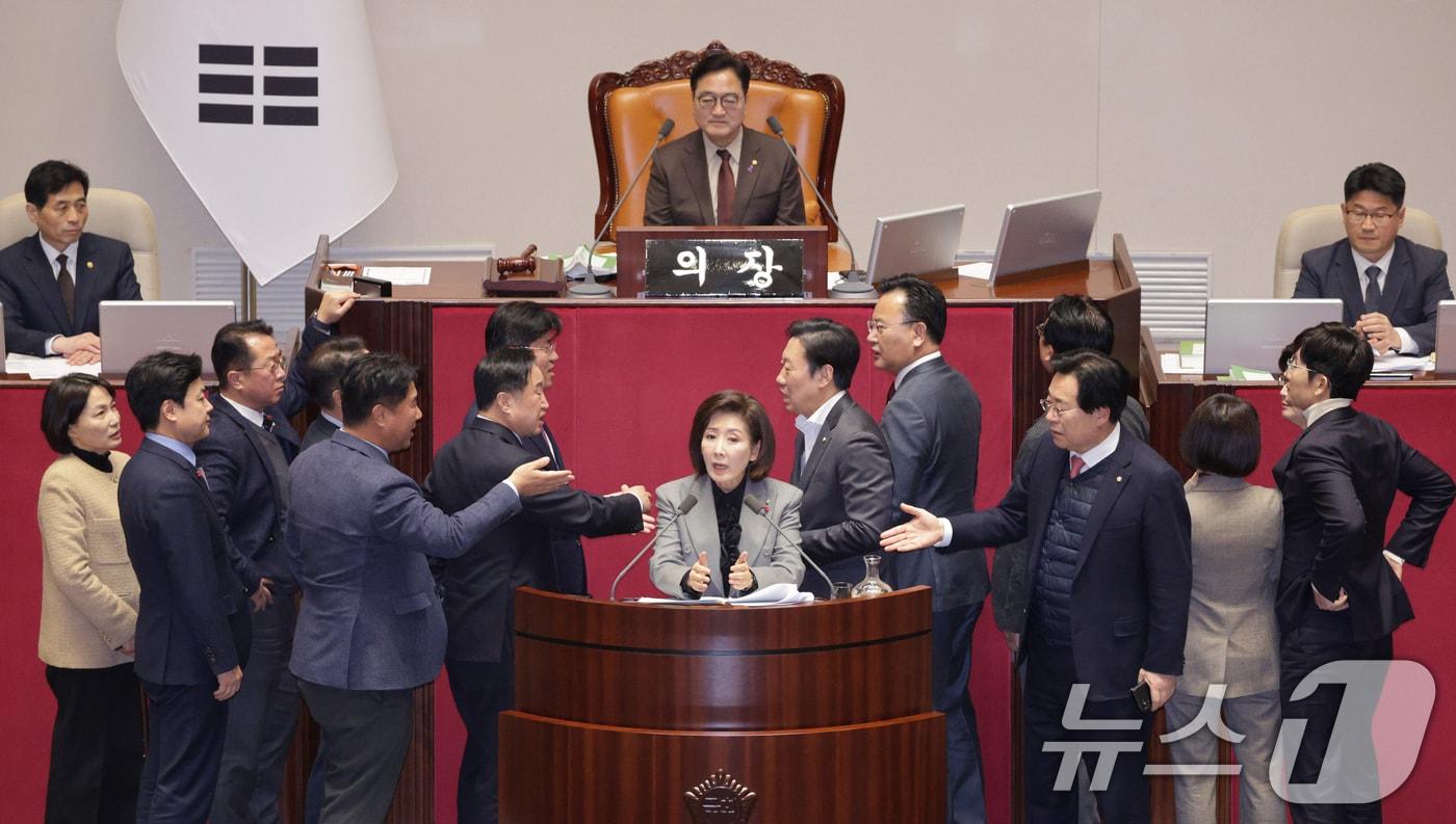 나경원 국민의힘 의원이 9일 서울 여의도 국회에서 열린 제429회국회&#40;정기회&#41; 제16차 본회의에서 가맹사업거래의 공정화에 관한 법률 일부개정법률안에 대한 무제한 토론&#40;필리버스터&#41;을 하는 가운데 여야 의원들이 충돌하고 있다. 2025.12.9/뉴스1 ⓒ News1 신웅수 기자
