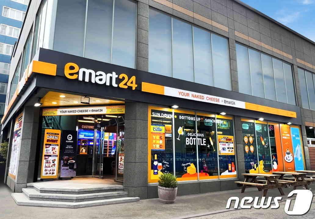 본문 이미지 - 이마트24 매장 외부 전경. 