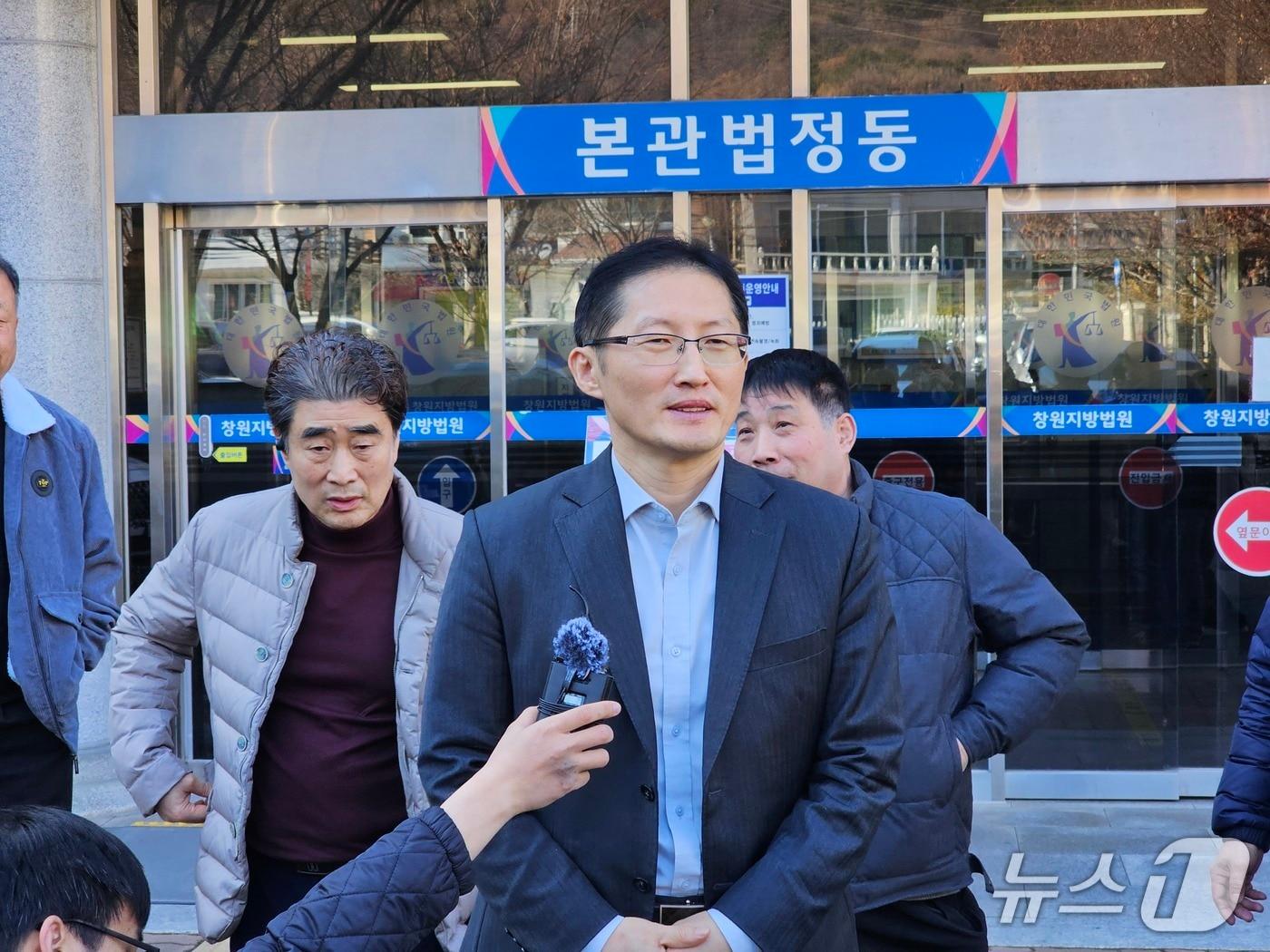 본문 이미지 - 강도살인 등의 혐의로 무기징역을 선고 받아 복역 중인 보조로브 아크말 씨의 변호인인 박준영 변호사가 9일 창원지법 재심 개시 결정을 위한 심리에서 변론을 마치고 취재진 질문에 답하고 있다. 2025.12.9 ⓒ 뉴스1 박민석 기자