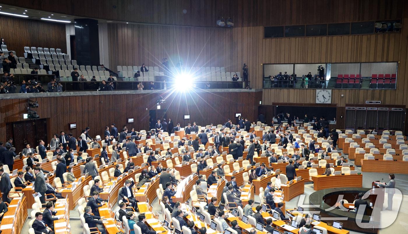 지난 9일 서울 여의도 국회에서 열린 제429회국회&#40;정기회&#41; 제16차 본회의에서 나경원 국민의힘 의원이 가맹사업법 개정안에 대한 무제한토론&#40;필리버스터&#41;에 돌입하자 더불어민주당 의원들이 본회의장을 떠나고 있다. 2025.12.9/뉴스1 ⓒ News1 이승배 기자