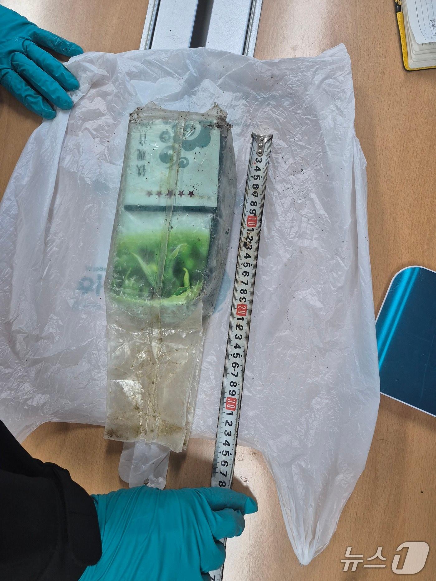 본문 이미지 -  9일 제주 우도 해안서 발견된 차 위장 케타민.&#40;제주해경청 제공. 재판매 및 DB 금지&#41;/뉴스1