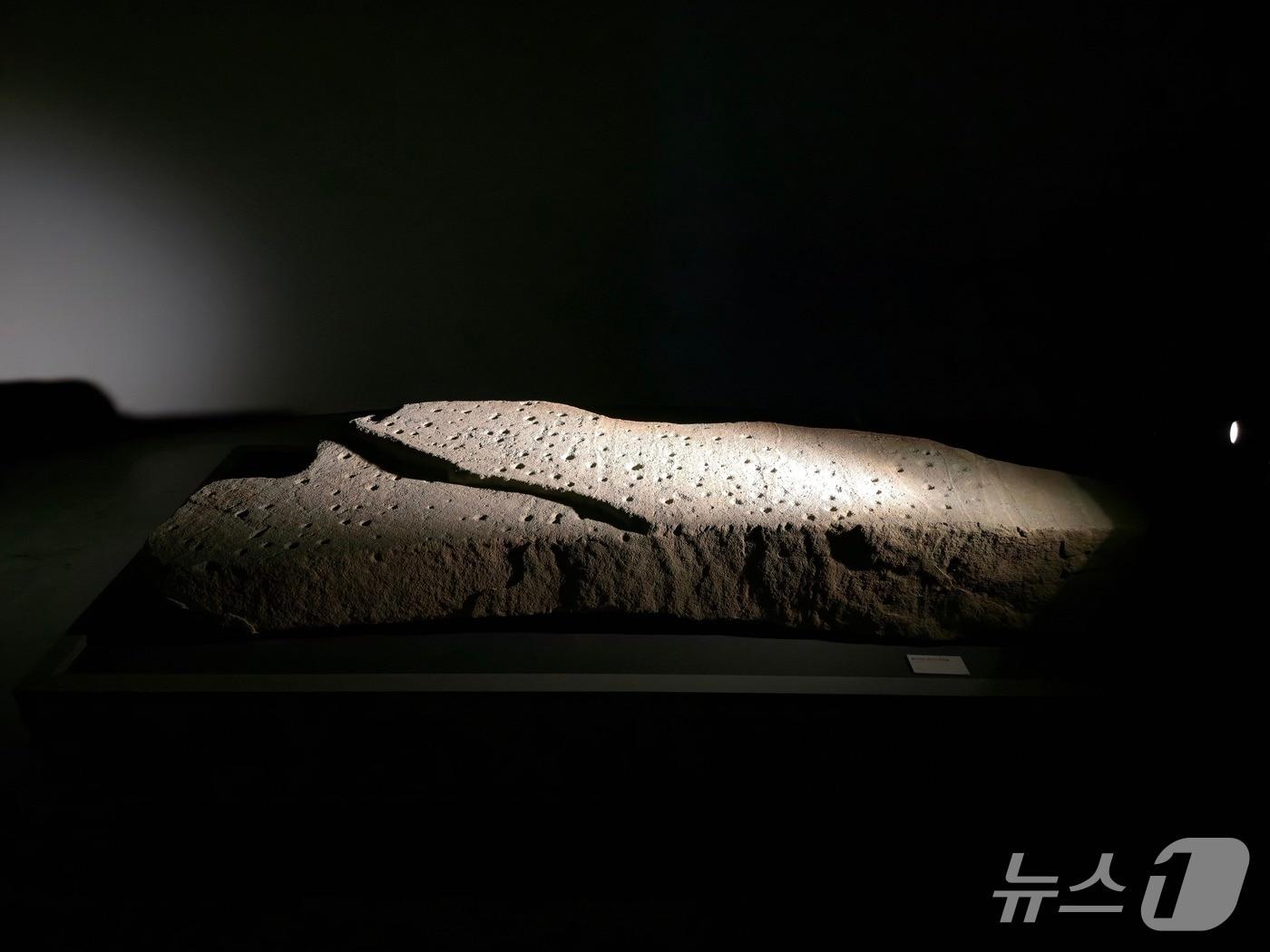 본문 이미지 - 함안군 말이산 13호분에서 발견된 별자리덮개돌&#40;함안군 제공. 재판매 및 DB금지&#41;