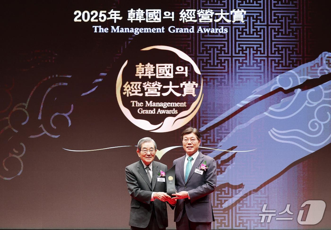 황병우 iM뱅크 은행장&#40;오른쪽&#41;이 이봉서 한국능률협회장에게서 &#39;한국의경영대상&#39; 최고경영자상을 받았다.&#40;iM뱅크 제공, 재판매 및 DB 금지&#41;