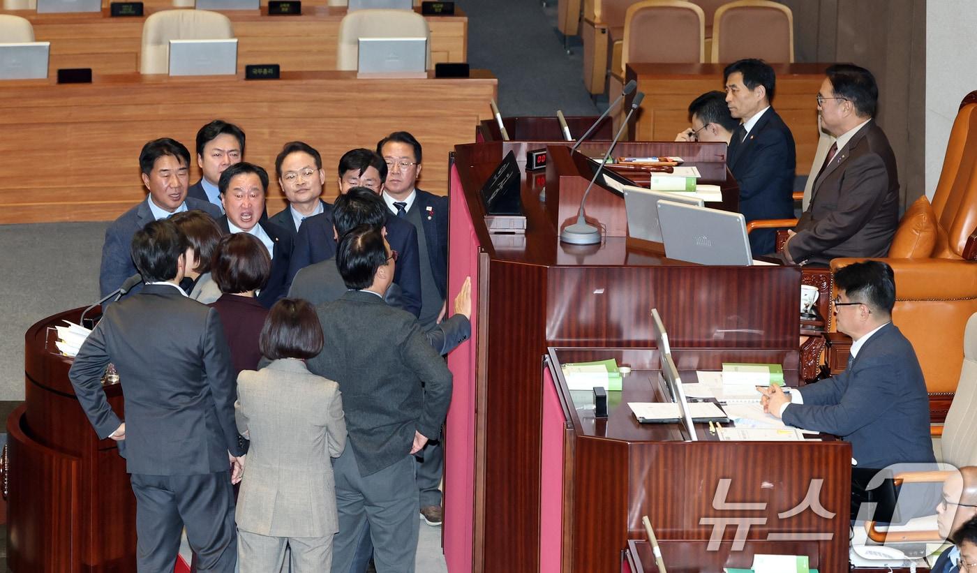 지난 9일 서울 여의도 국회에서 열린 제429회국회&#40;정기회&#41; 제16차 본회의에서 나경원 국민의힘 의원이 가맹사업법 개정안에 대한 무제한토론&#40;필리버스터&#41;을 하는 가운데 여야 원내수석을 비롯한 의원들이 의장석 앞에서 실랑이를 벌이고 있다. 2025.12.9/뉴스1 ⓒ News1 이승배 기자