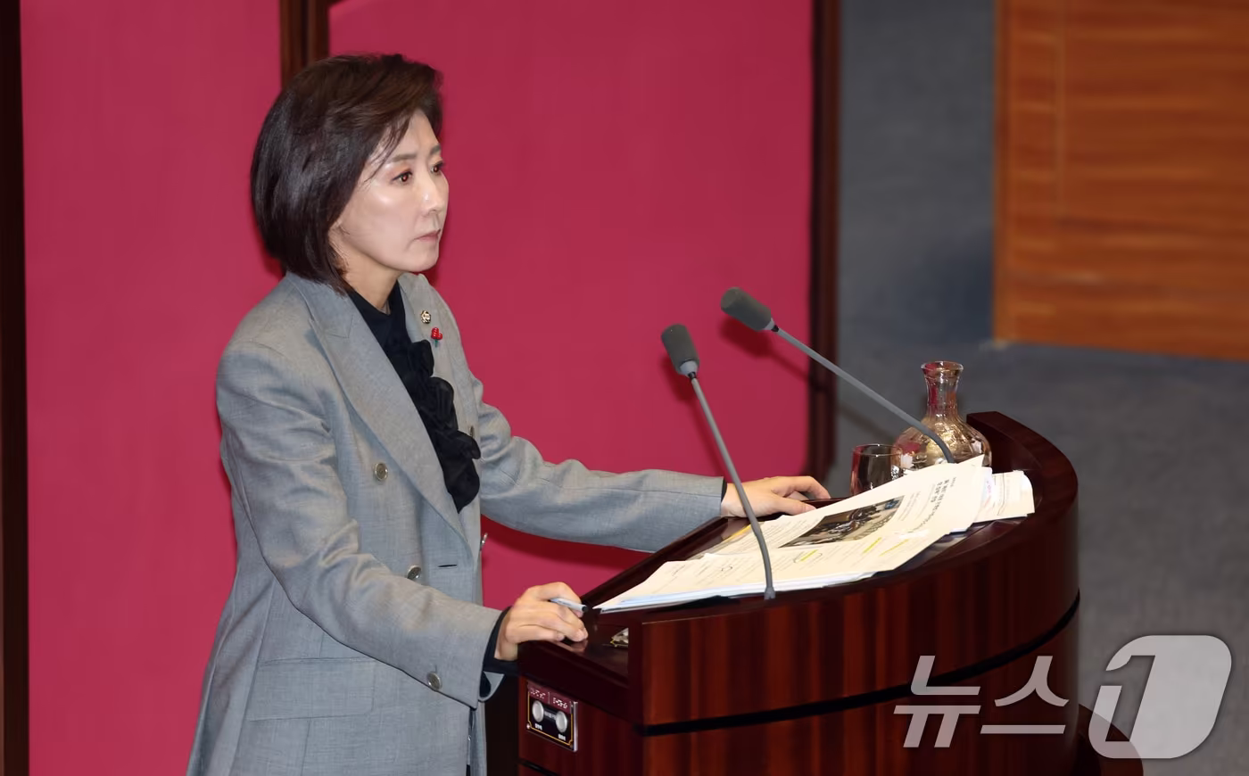 지난 9일 서울 여의도 국회에서 열린 제429회국회&#40;정기회&#41; 제16차 본회의에서 나경원 국민의힘 의원이 가맹사업법 개정안에 대한 무제한토론&#40;필리버스터&#41;을 하는 가운데 안건과 관계 없는 토론에 대해 마이크를 끄자 대기하고 있다. 2025.12.9/뉴스1 ⓒ News1 이승배 기자