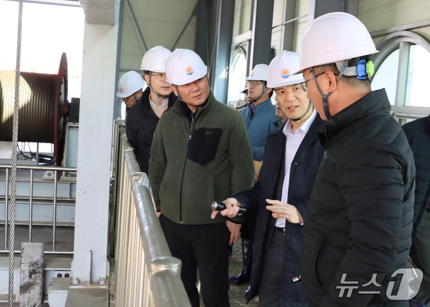 본문 이미지 - 홍동곤 청장&#40;오른쪽 두 번째&#41;이 9일 서울 신월 대심도 빗물저류시설에서 현장 관계자의 설명을 듣고 있다.&#40;한강청 제공&#41;