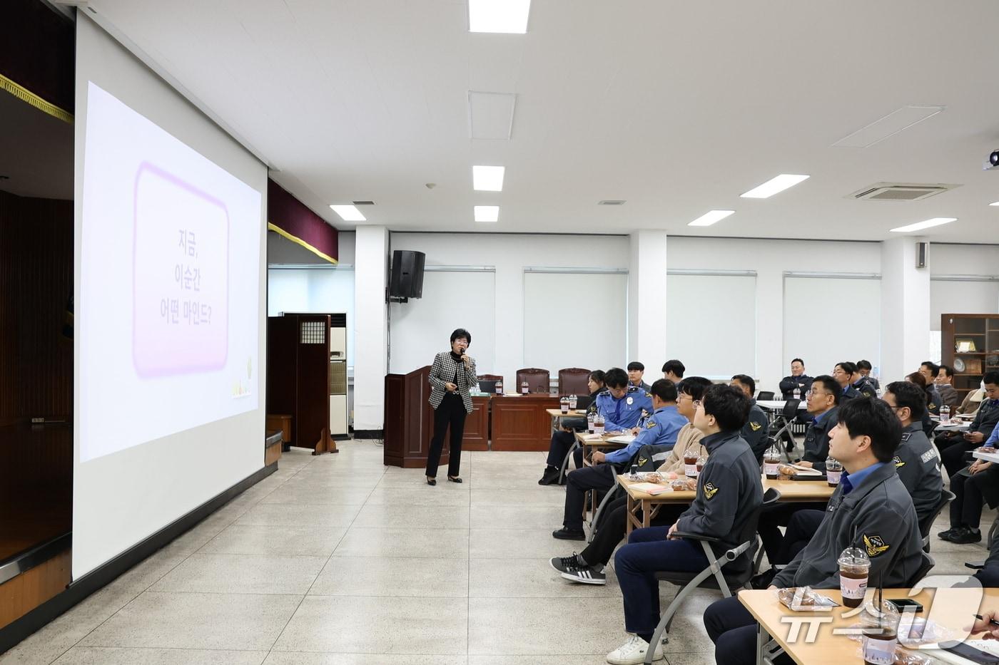 박경훈 전 해경 총경이 9일 태안해양경찰서 대강당에서 특강을 진행하고 있다. &#40;태안해경 제공, 재판매 및 DB금지&#41; / 뉴스1 