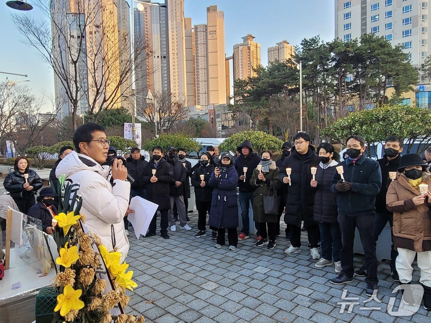 본문 이미지 - 9일 오후 5시께 전북 전주시 전북도청 앞에서 전주 A 추모공원 유족협의회가 촛불집회를 열고 있다.2025.12.9/뉴스1 문채연 기자