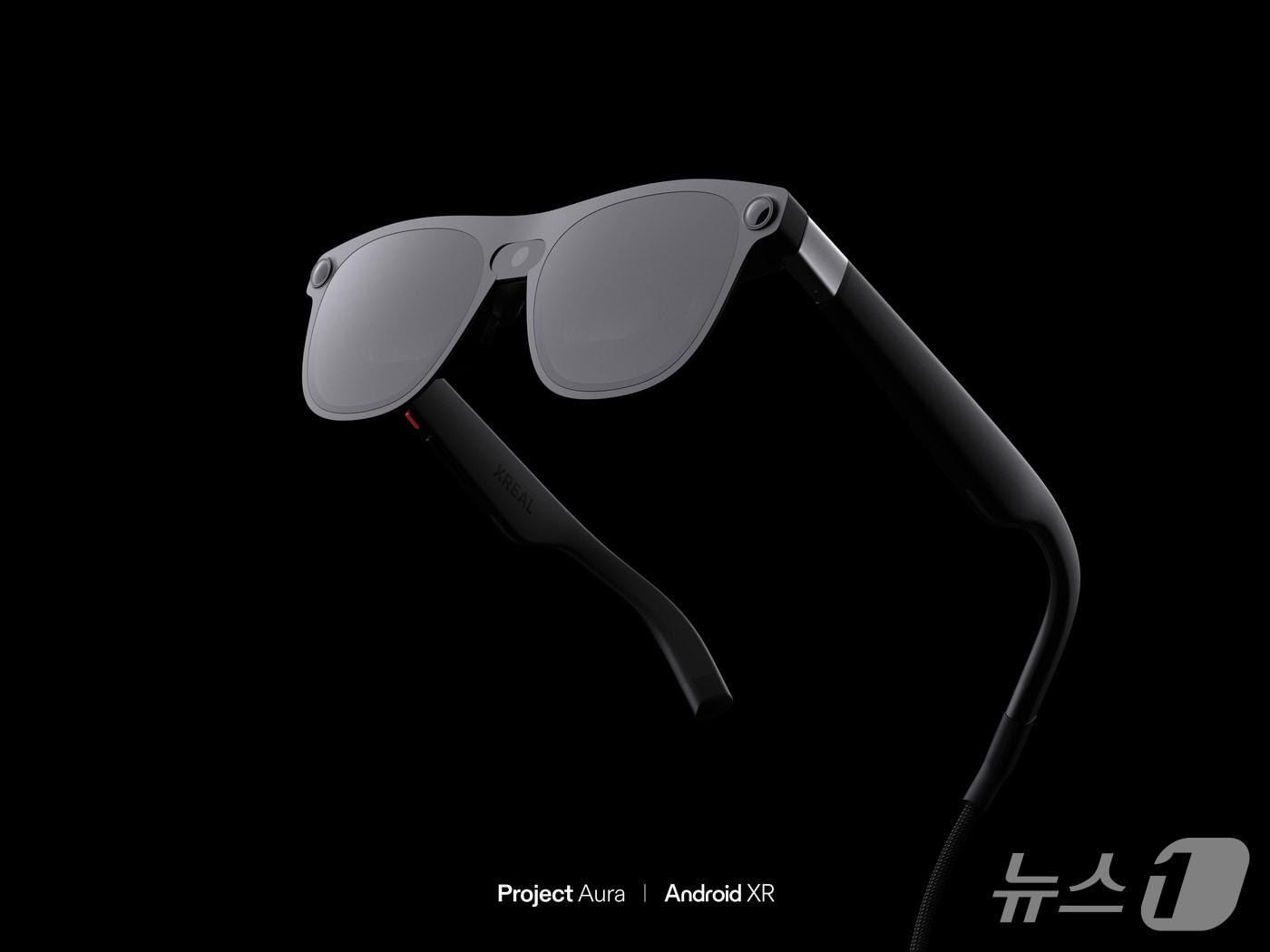 본문 이미지 - 구글 안드로이드 AI 글라스 Aura XREAL Glasses - Black Background&#40;구글 안드로이드 개발자 블로그 갈무리&#41;