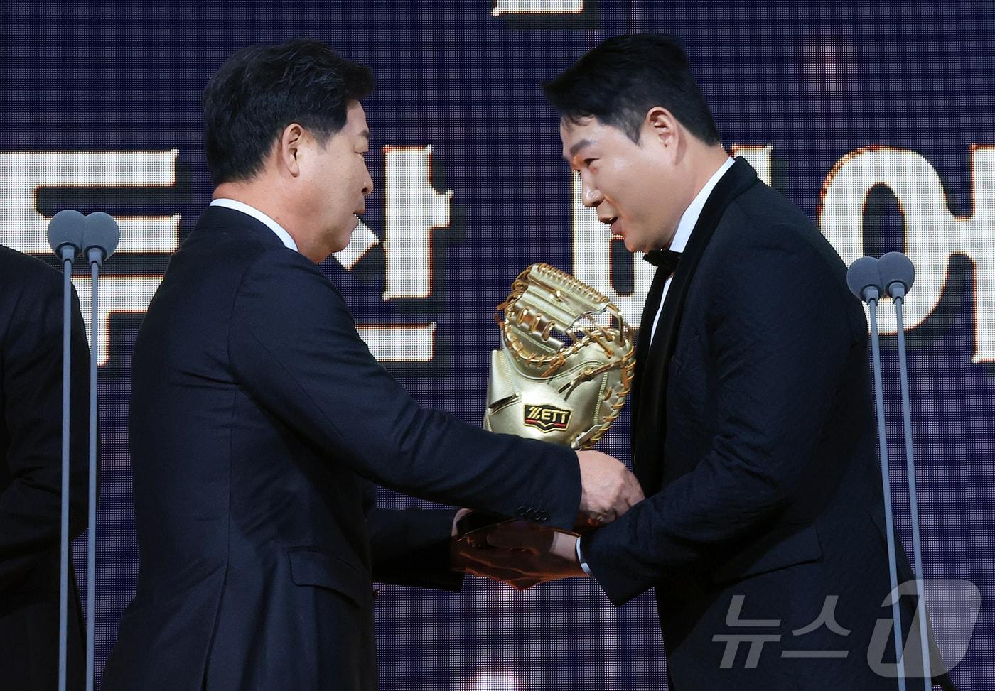 9일 오후 서울 송파구 롯데호텔 월드에서 열린 프로야구 2025 신한 SOL뱅크 골든글러브 시상식에서 포수 부문 골든글러브를 수상한 두산 양의지가 이만수 전 감독에게 트로피를 받고 있다. 2025.12.9/뉴스1 ⓒ News1 김진환 기자