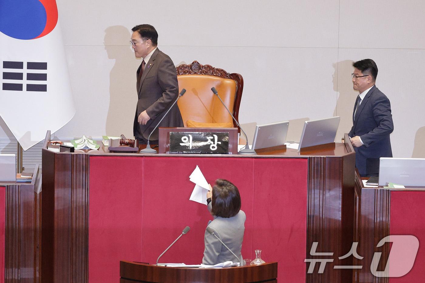 나경원 국민의힘 의원이 9일 서울 여의도 국회에서 열린 제429회국회&#40;정기회&#41; 제16차 본회의에서 무제한 토론&#40;필리버스터&#41; 중 우원식 의장이 정회를 선포하자 항의하고 있다. 2025.12.9/뉴스1 ⓒ News1 신웅수 기자