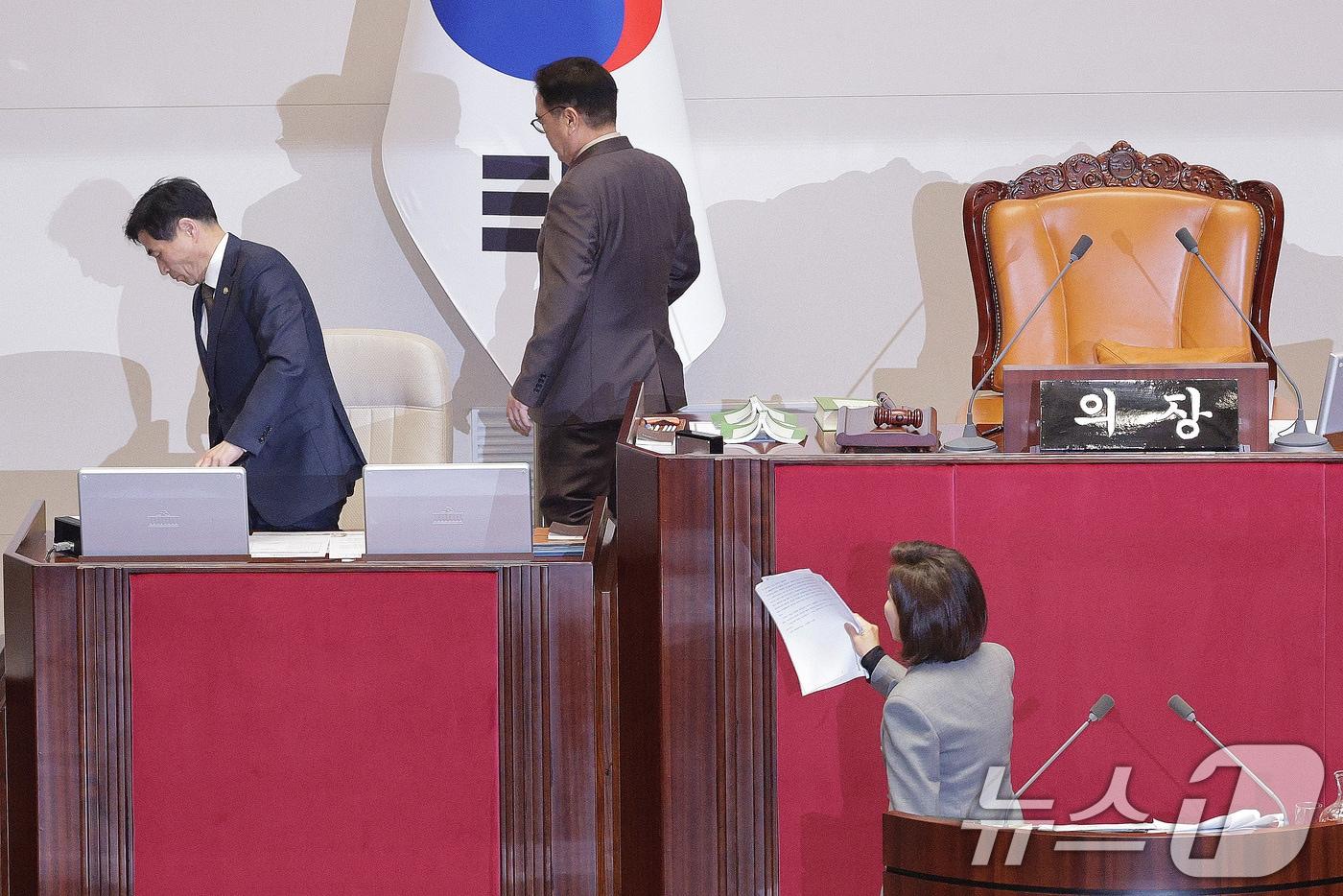 나경원 국민의힘 의원이 9일 서울 여의도 국회에서 열린 제429회국회&#40;정기회&#41; 제16차 본회의에서 무제한 토론&#40;필리버스터&#41; 중 우원식 의장이 정회를 선포하자 항의하고 있다. 2025.12.9/뉴스1 ⓒ News1 신웅수 기자