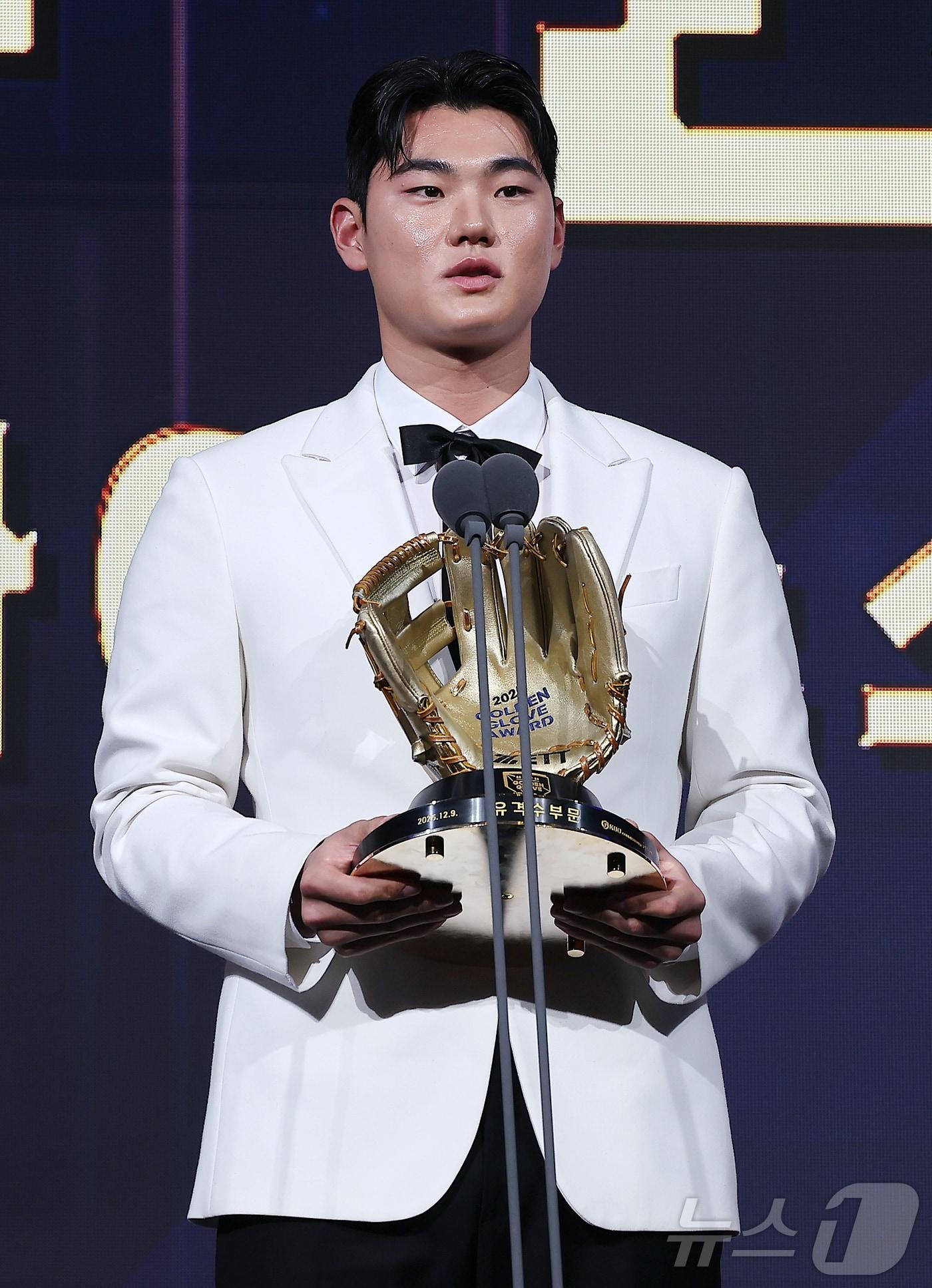 본문 이미지 - 9일 오후 서울 송파구 롯데호텔 월드에서 열린 프로야구 2025 신한 SOL뱅크 골든글러브 시상식에서 유격수 부문 골든글러브를 수상한 NC 김주원이 수상 소감을 말하고 있다. 2025.12.9/뉴스1 ⓒ News1 김진환 기자