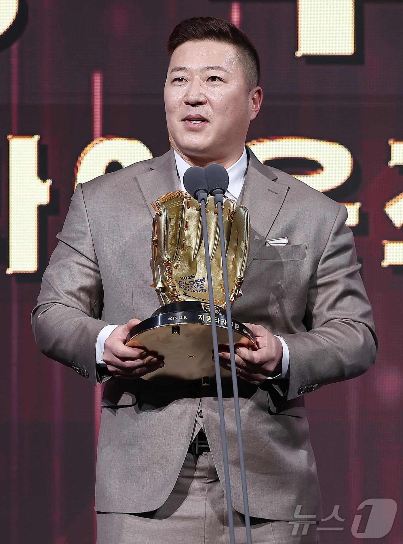 본문 이미지 - 9일 오후 서울 송파구 롯데호텔 월드에서 열린 프로야구 2025 신한 SOL뱅크 골든글러브 시상식에서 지명타자 부문 골든글러브를 수상한 삼성 최형우가 수상 소감을 말하고 있다. 2025.12.9/뉴스1 ⓒ News1 김진환 기자