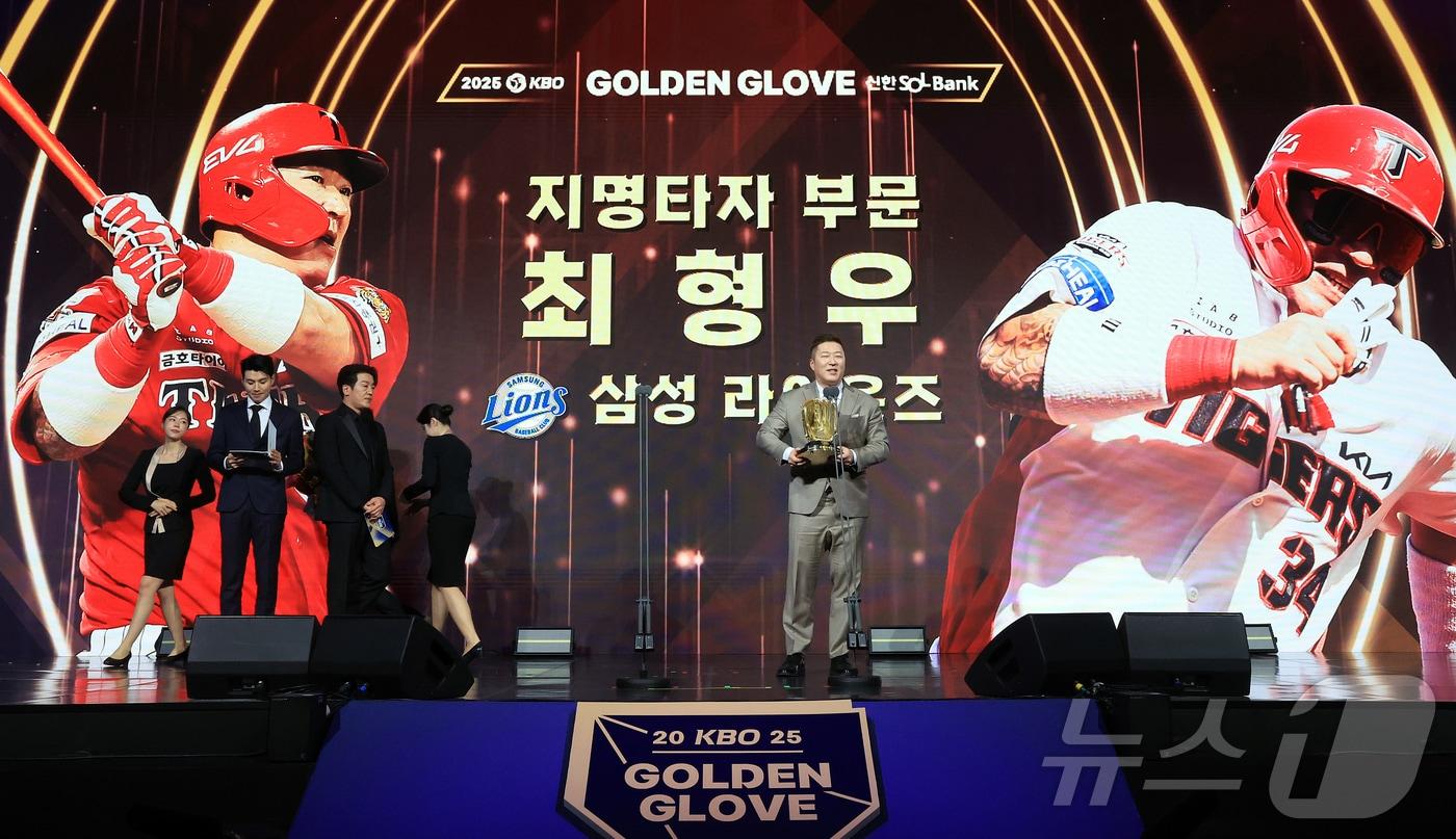 9일 오후 서울 송파구 롯데호텔 월드에서 열린 프로야구 2025 신한 SOL뱅크 골든글러브 시상식에서 지명타자 부문 골든글러브를 수상한 삼성 최형우가 수상 소감을 말하고 있다. 2025.12.9/뉴스1 ⓒ News1 김진환 기자