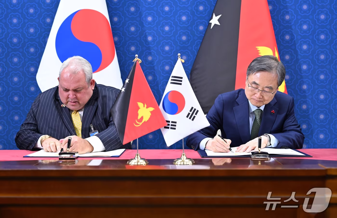조현 장관과 저스틴 웨인 트첸코 파푸아뉴기니 외교장관은 9일 한-파푸아뉴기니 외교장관회담 계기 '대한민국 정부와 파푸아뉴기니독립국 정부 간의 무상원조를 위한 기본협정'에 서명했다. 2025.12.09. (외교부 제공)