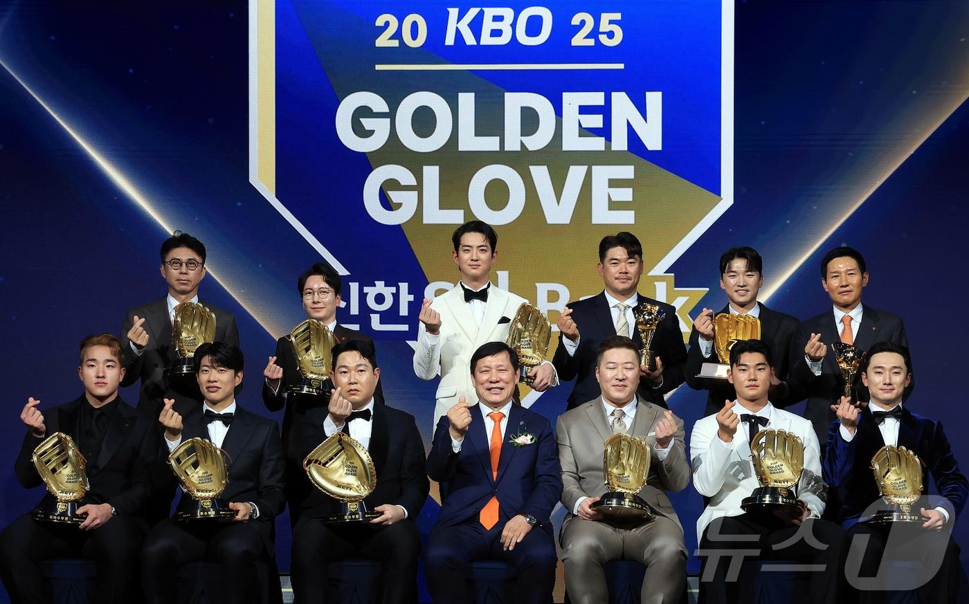 9일 오후 서울 송파구 롯데호텔 월드에서 열린 프로야구 2025 신한 SOL뱅크 골든글러브 시상식에서 골든글러브를 수상자들이 기념 촬영을 하고 있다. 2025.12.9/뉴스1 ⓒ News1 김진환 기자