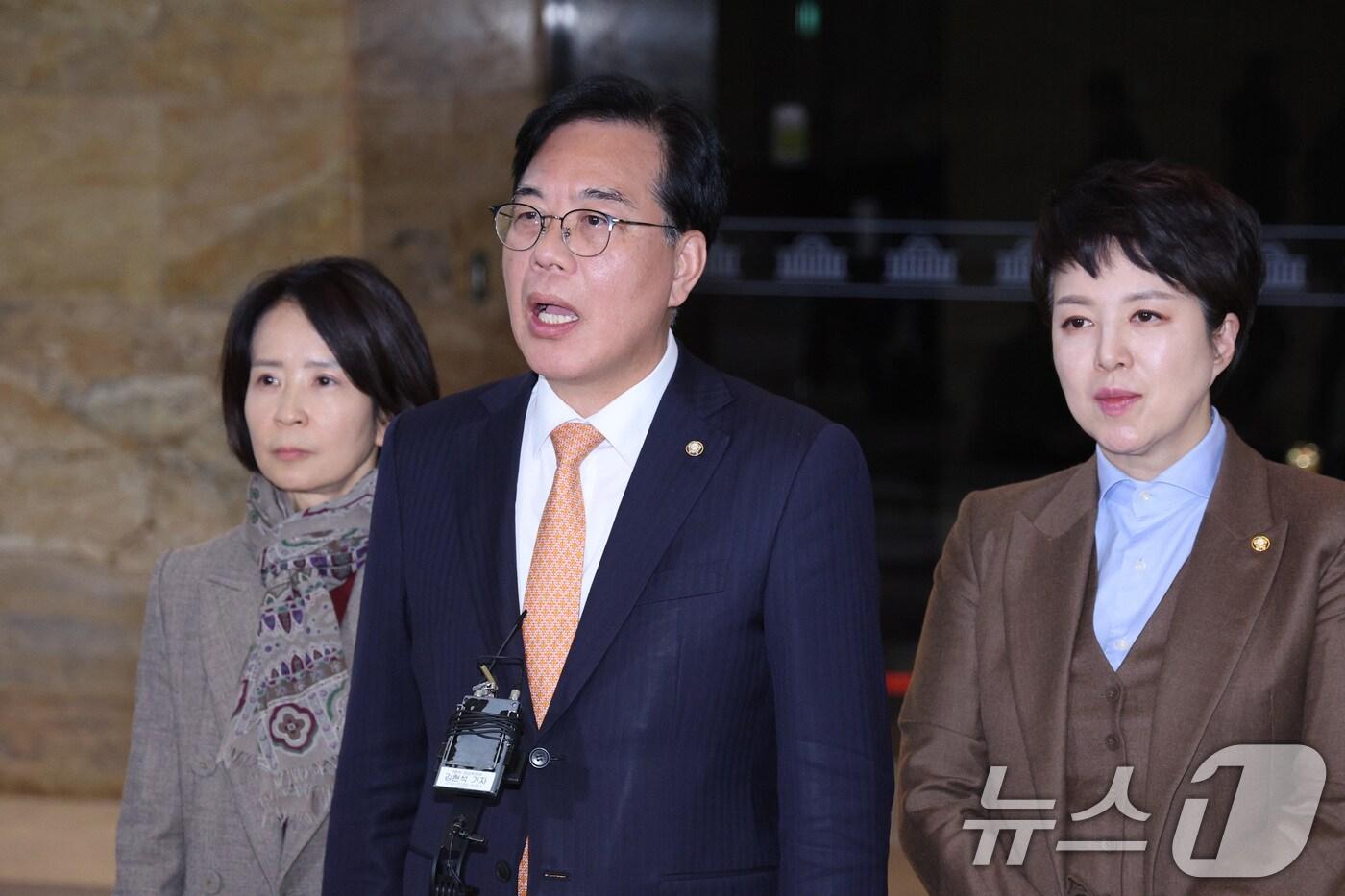 본문 이미지 - 송언석 국민의힘 원내대표가 9일 서울 여의도 국회 로텐더홀에서 무제한 토론(필리버스터) 중 정회한 것과 관련한 입장을 밝히고 있다. 2025.12.9/뉴스1 ⓒ News1 신웅수 기자