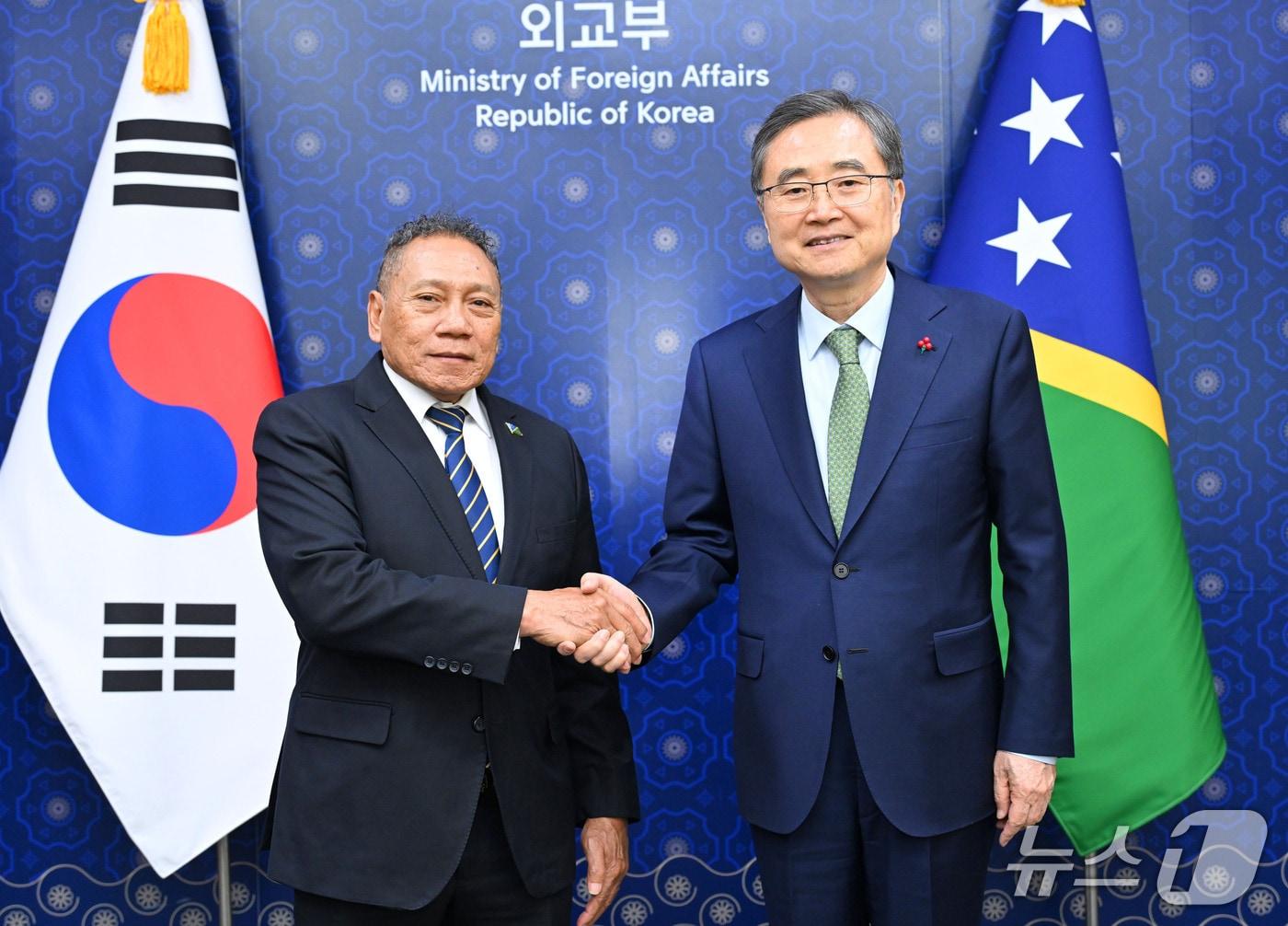 본문 이미지 - 조현 외교장관은 9일 서울에서 열린 제6차 한-태평양도서국 외교장관회의 참석을 위해 방한한 피터 샤넬 아고바카 솔로몬제도 외교장관과 회담을 가졌다. 2025.12.09. &#40;외교부 제공&#41;