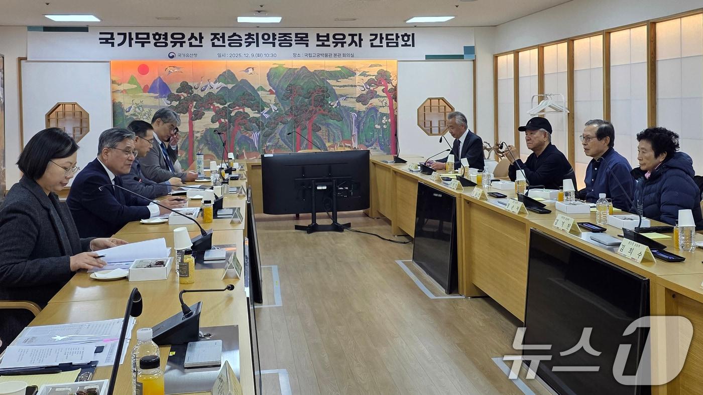 본문 이미지 - 허민 국가유산청장(왼쪽 두 번째)이 9일 오전 서울 종로구 국립고궁박물관에서 국가무형유산 전승취약종목 보유자들을 만나 전승현장의 어려움과 정책 지원에 관한 의견을 청취하고 있다. ( 국가유산청 제공. 재판매 및 DB금지) 