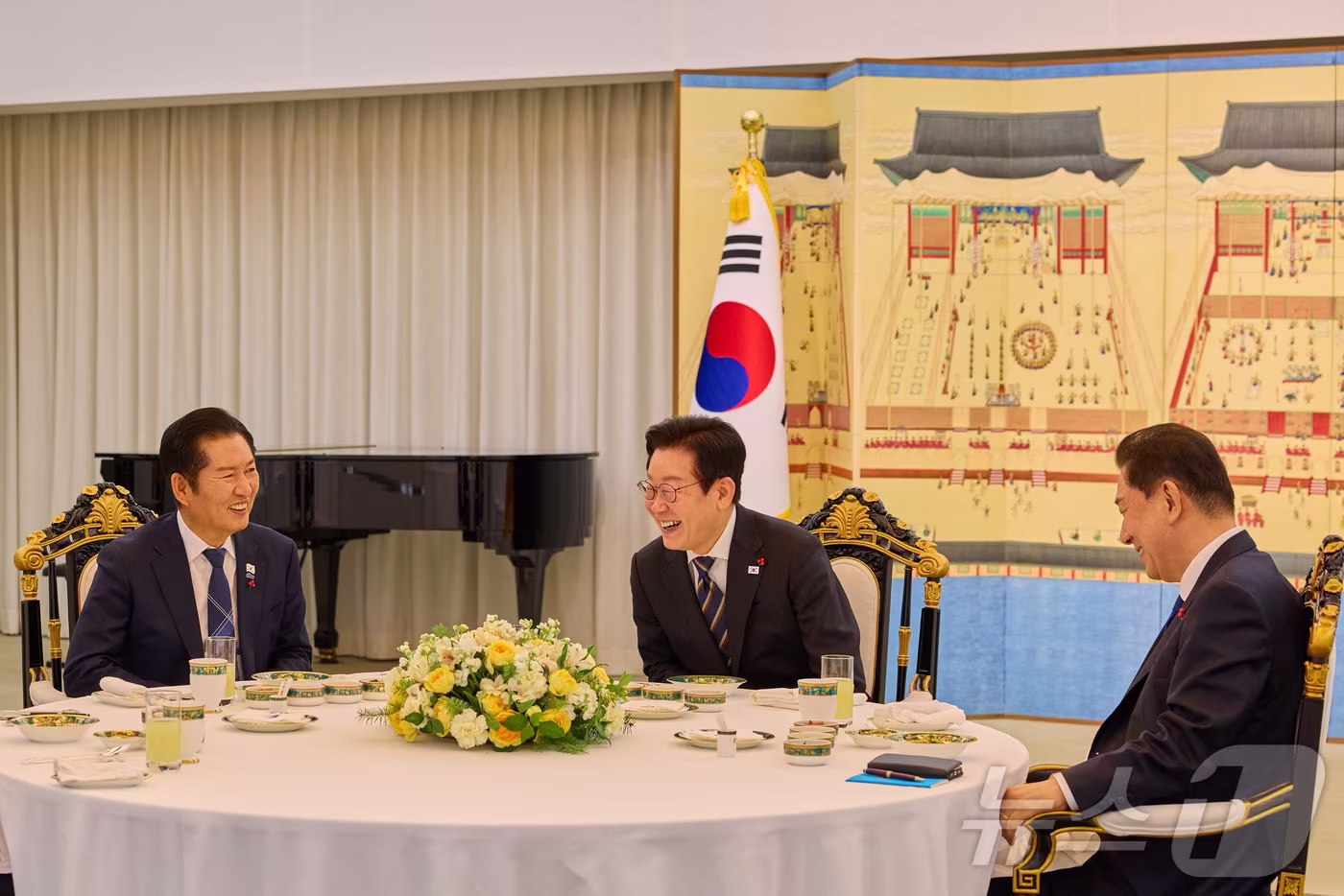 이재명 대통령이 9일 서울 한남동 관저에서 정청래 더불어민주당 대표, 김병기 원내대표와 만찬 회동을 하고 있다. &#40;대통령실 제공. 재판매 및 DB 금지&#41; 2025.12.9/뉴스1 ⓒ News1 허경 기자