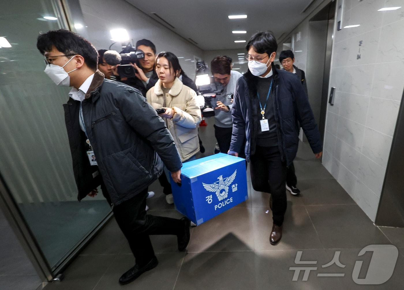 본문 이미지 - 경찰이 대규모 개인정보 유출 사태를 빚은 쿠팡을 상대로 강제수사에 나선 9일 오후 서울 송파구 쿠팡 본사 사무실에서 압수수색을 마친 경찰들이 압수품을 옮기고 있다. &#40;공동취재&#41; 2025.12.9/뉴스1 ⓒ News1 김진환 기자