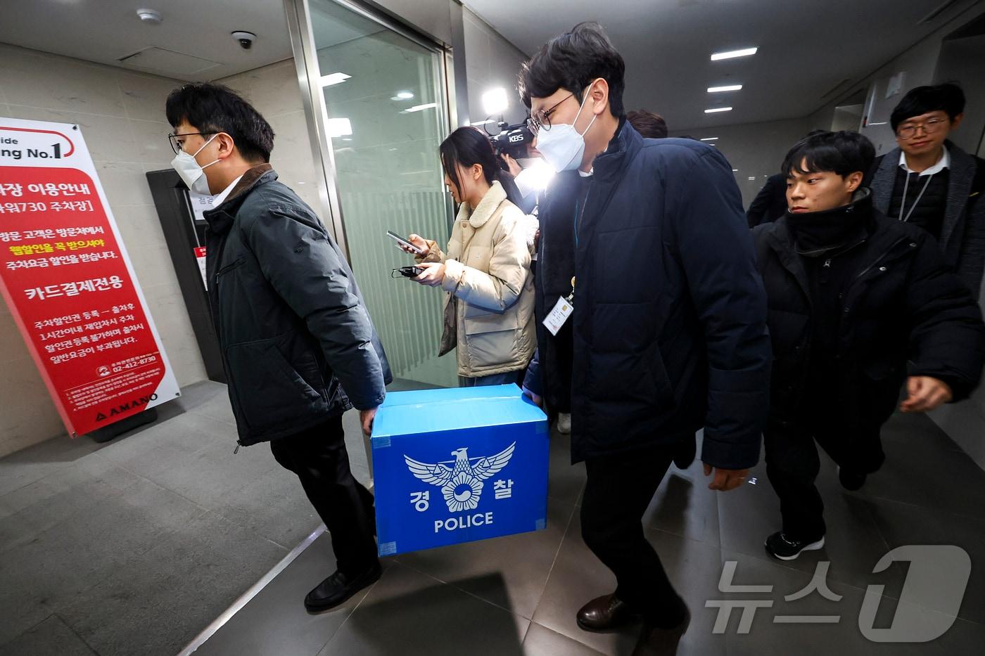 경찰이 대규모 개인정보 유출 사태를 빚은 쿠팡을 상대로 강제수사에 나선 9일 오후 서울 송파구 쿠팡 본사 사무실에서 압수수색을 마친 경찰들이 압수품을 옮기고 있다. (공동취재)/뉴스1 ⓒ News1 김진환 기자