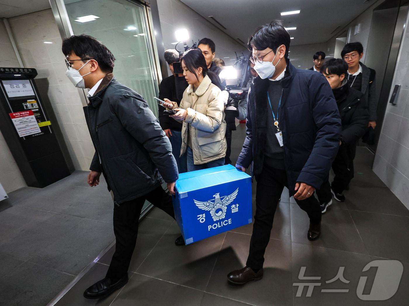 본문 이미지 - 경찰이 대규모 개인정보 유출 사태를 빚은 쿠팡을 상대로 강제수사에 나선 9일 오후 서울 송파구 쿠팡 본사 사무실에서 압수수색을 마친 경찰들이 압수품을 옮기고 있다. (공동취재) 2025.12.9/뉴스1 ⓒ News1 김진환 기자