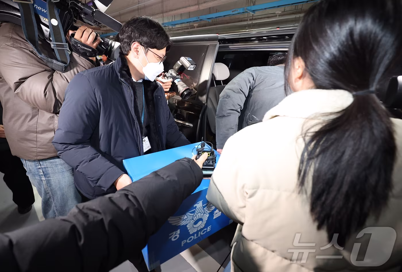 경찰이 대규모 개인정보 유출 사태를 빚은 쿠팡을 상대로 강제수사에 나선 9일 오후 서울 송파구 쿠팡 본사 사무실에서 압수수색을 마친 경찰들이 압수품을 옮기고 있다. &#40;공동취재&#41; 2025.12.9/뉴스1 ⓒ News1 김진환 기자