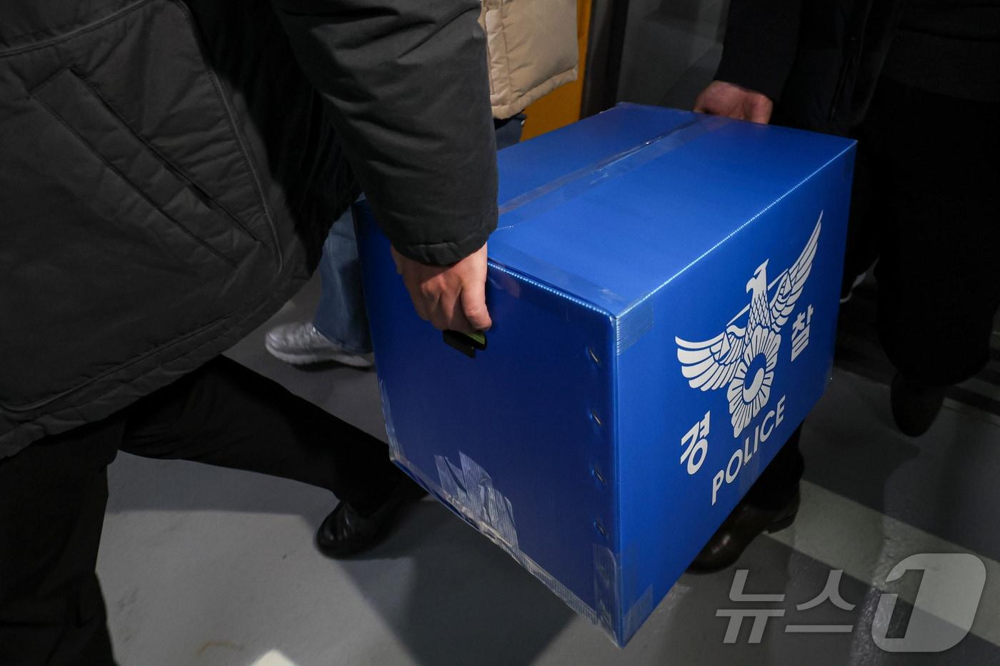경찰이 대규모 개인정보 유출 사태를 빚은 쿠팡을 상대로 강제수사에 나선 9일 오후 서울 송파구 쿠팡 본사 사무실에서 압수수색을 마친 경찰들이 압수품을 옮기고 있다. &#40;공동취재&#41; 2025.12.9/뉴스1 ⓒ News1 김진환 기자