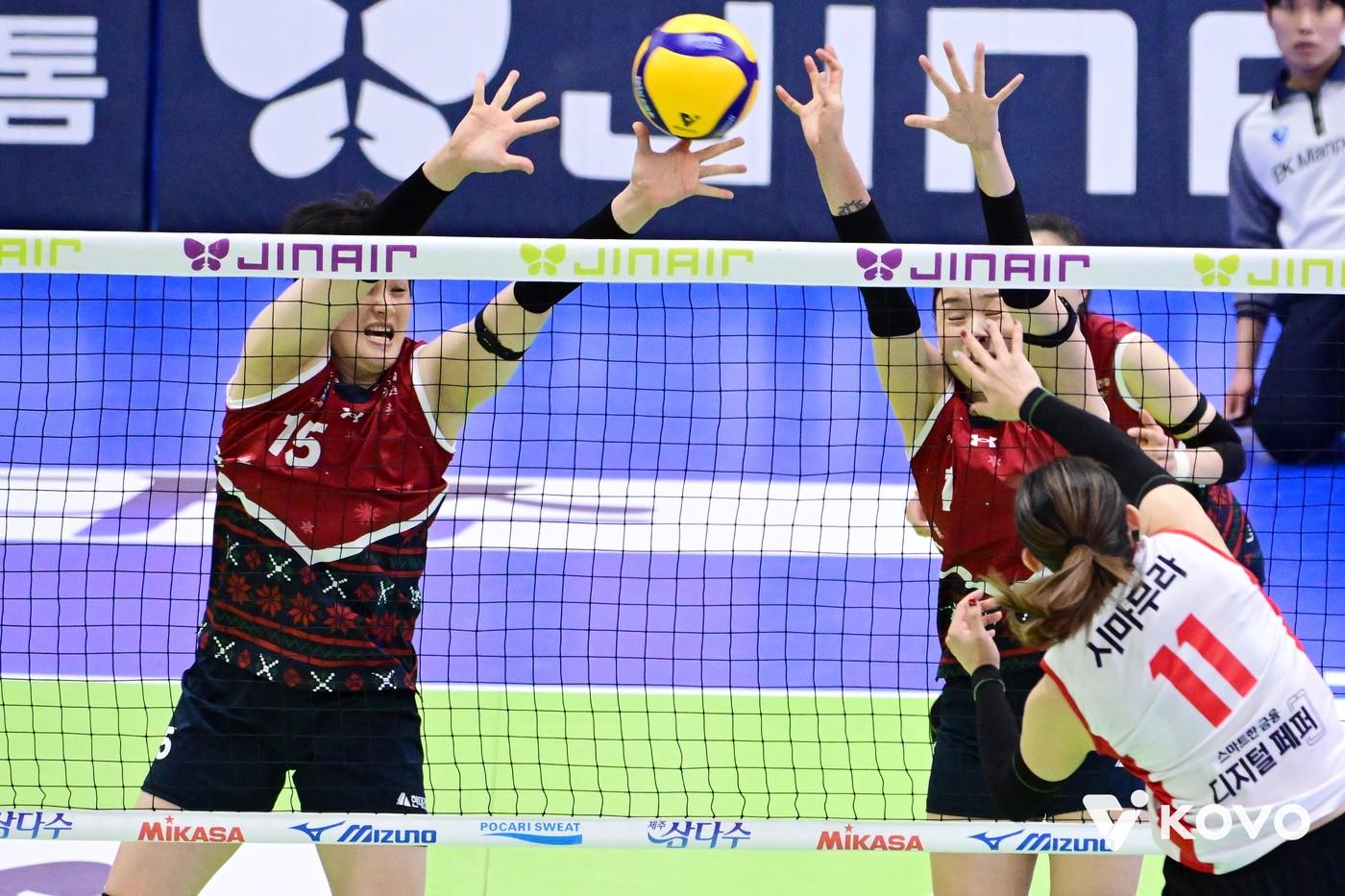 현대건설 김희진&#40;왼쪽&#41;이 9일 열린 페퍼저축은행전에서 상대 공격을 가로 막고 있다. &#40;KOVO 제공&#41;