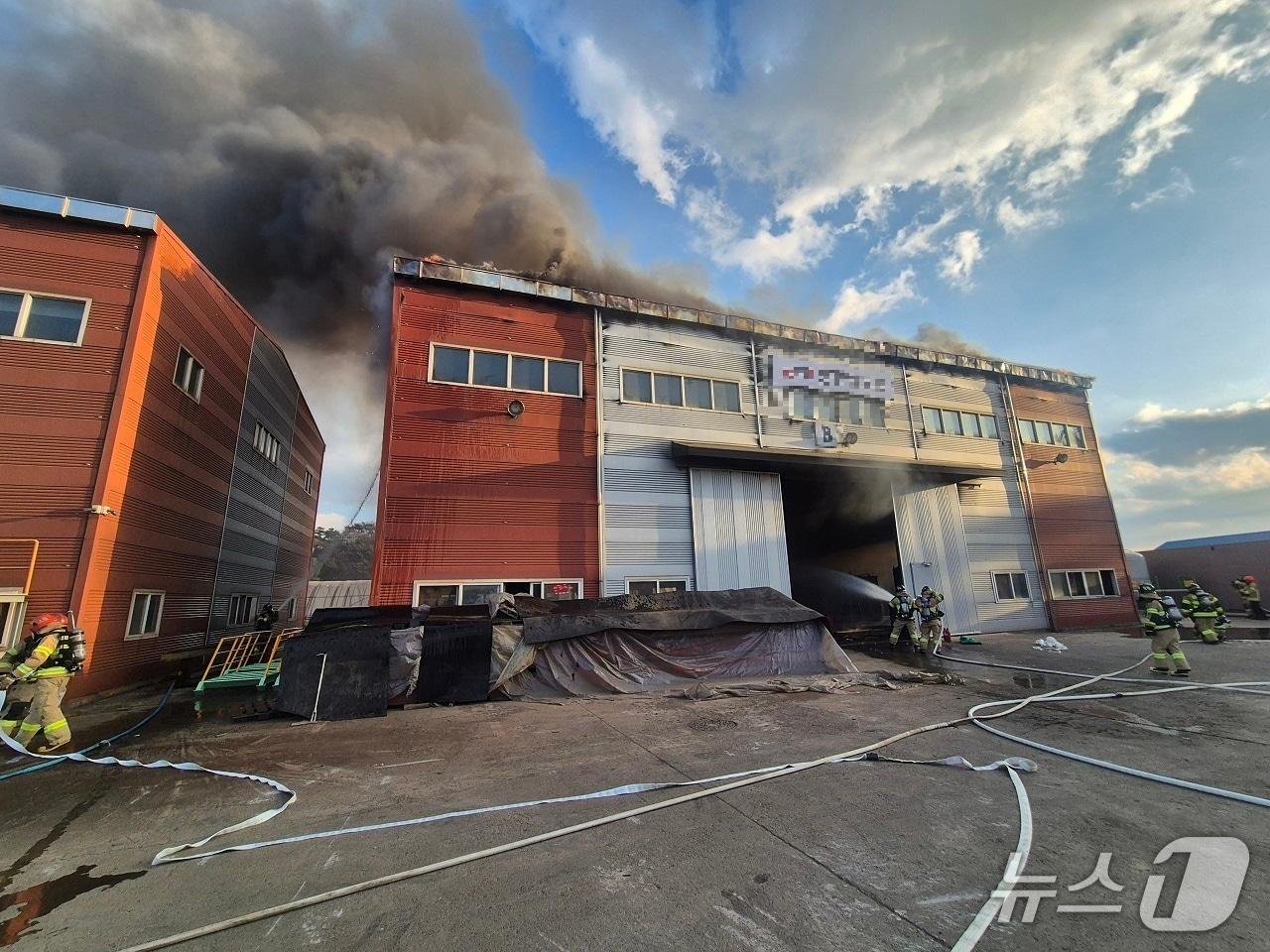 본문 이미지 -  당진 고대면 열처리 공장 화재 현장. &#40;당진소방서 제공, 재판매 및 DB금지&#41; / 뉴스1