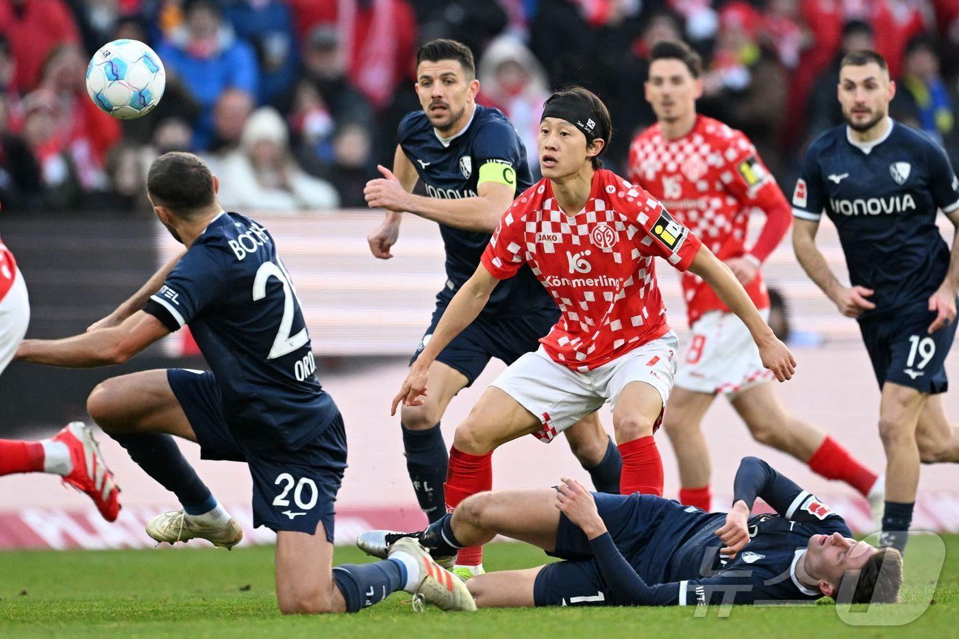 경합 중인 마인츠의 이재성(가운데) ⓒ AFP=뉴스1