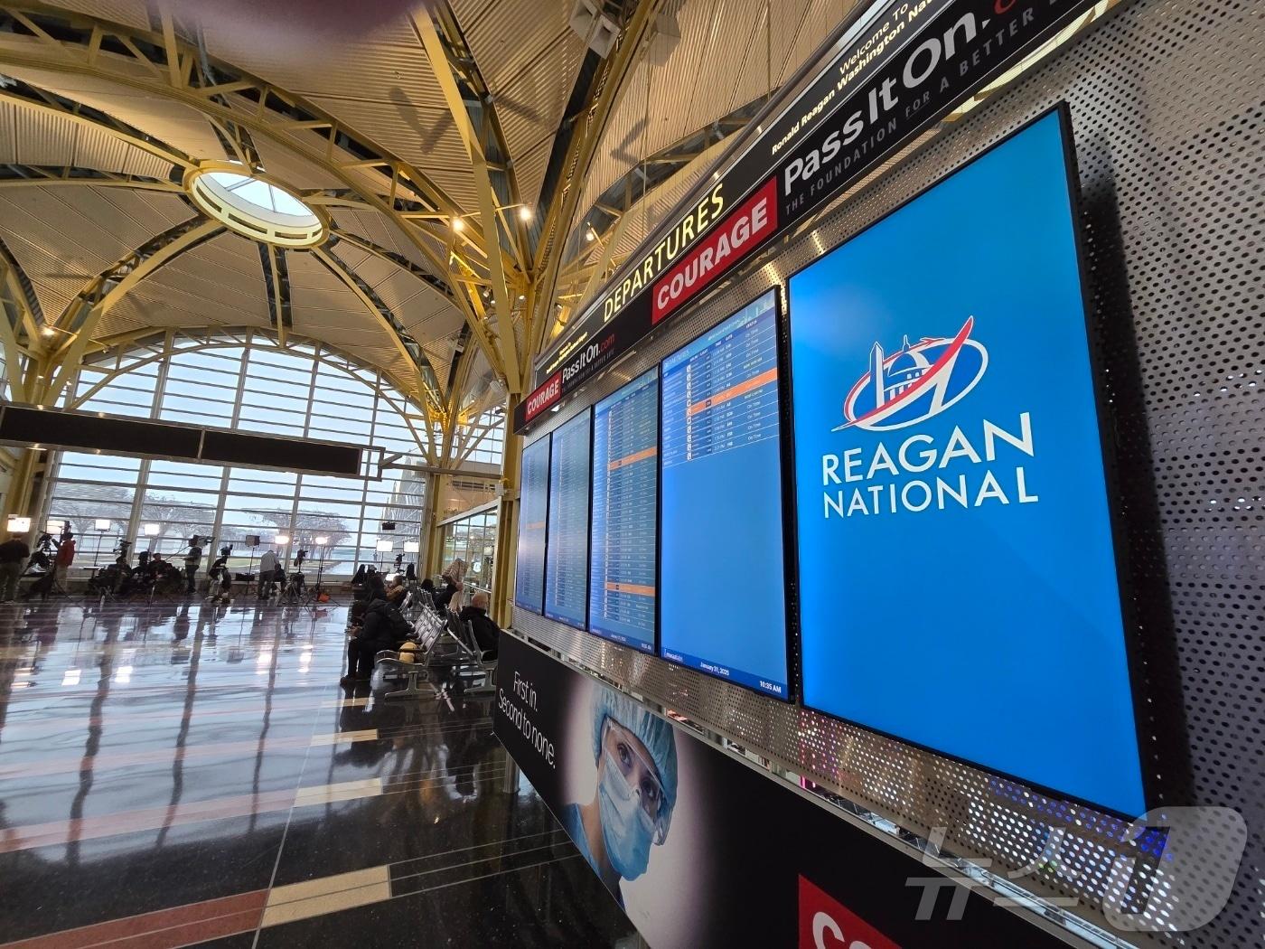 본문 이미지 - 31일&#40;한국시간&#41; 워싱턴DC 인근 버니지나주 알링턴시 소재 로널드 레이건 국립공항. 이틀 전 승객 60명, 승무원 4명이 탑승한 아메리칸항공 소형 여객기가 착륙을 앞두고 미 육군 3명이 탑승한 블랙호크 헬기와 충돌해 인근 포토맥강에 추락, 67명 전원이 숨지는 사고가 발생했다. ⓒ News1 류정민 특파원