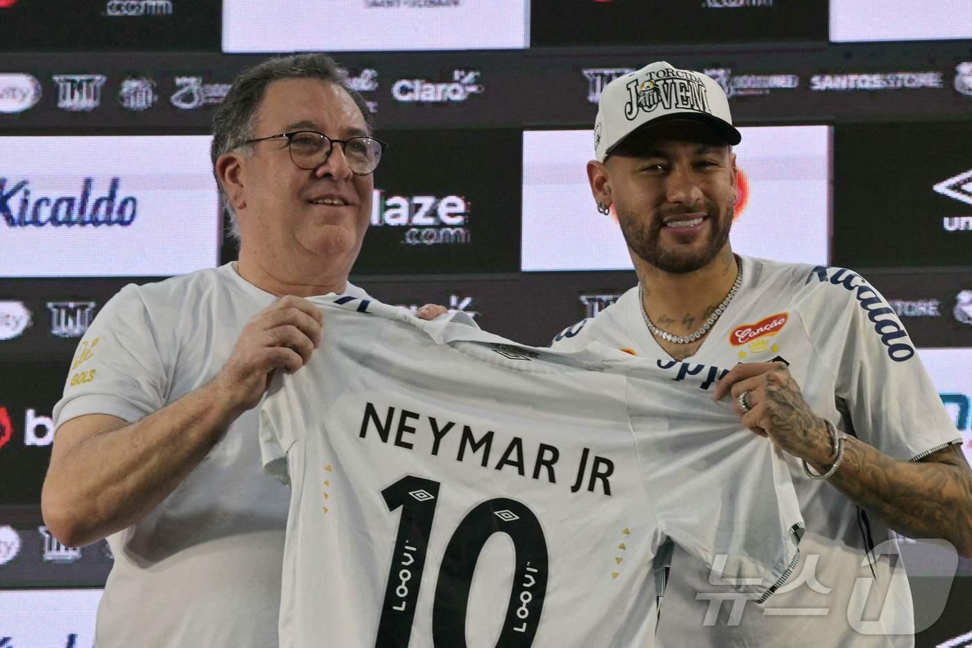 네이마르&#40;오른쪽&#41;가 친정팀 산투스와 6개월 계약을 맺었다. ⓒ AFP=뉴스1