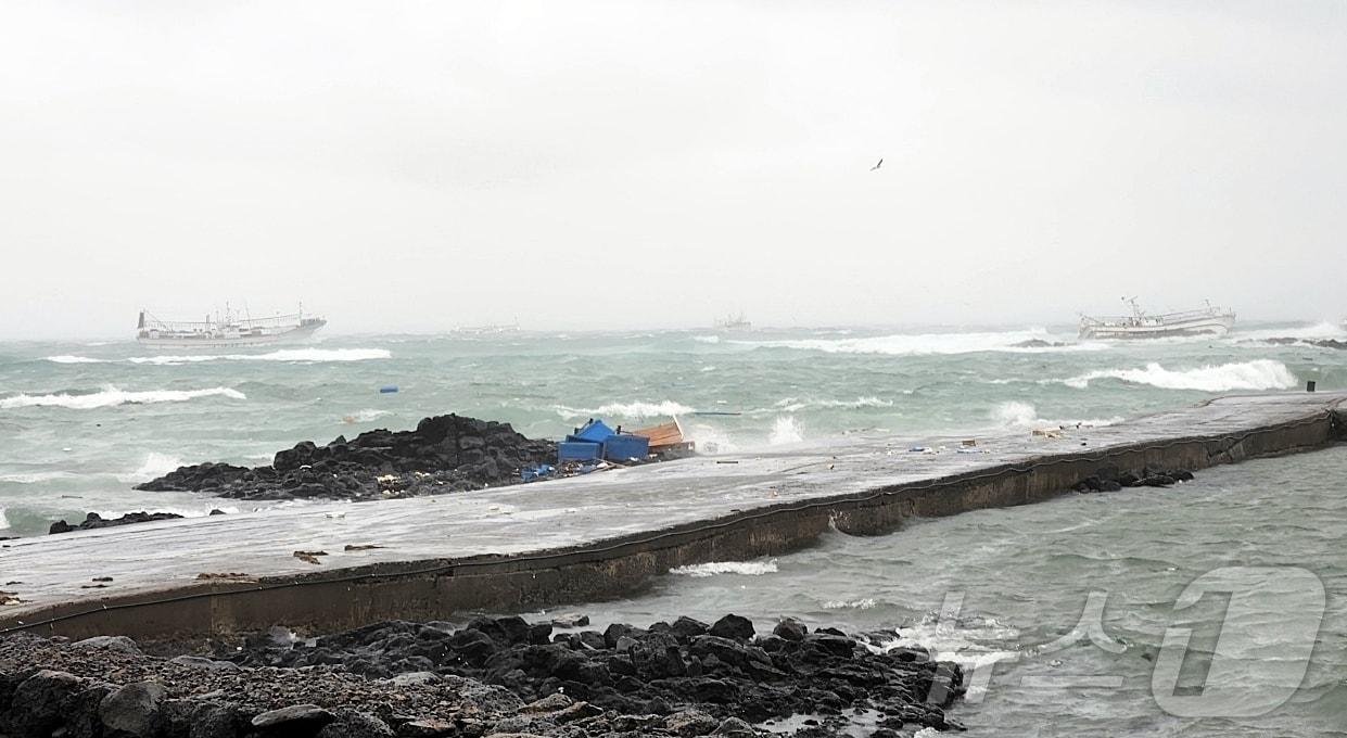본문 이미지 - 1일 오전 9시25분쯤 제주시 세화포구 토끼섬 인근 해상에서 어선 2척이 좌초돼 인명 구조 작업이 진행되고 있다. (제주도소방안전본부 제공) 2025.2.1/뉴스1 ⓒ News1 홍수영 기자