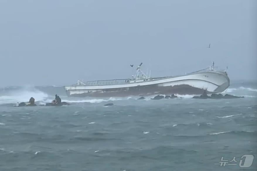 본문 이미지 - 1일 오전 9시25분쯤 제주시 구좌읍 하도리 토끼섬 인근 해상에서 어선 2척이 좌초돼 인명 구조 작업이 진행되고 있다. (제주해양경찰청 제공) 2025.2.1/뉴스1 ⓒ News1 홍수영 기자