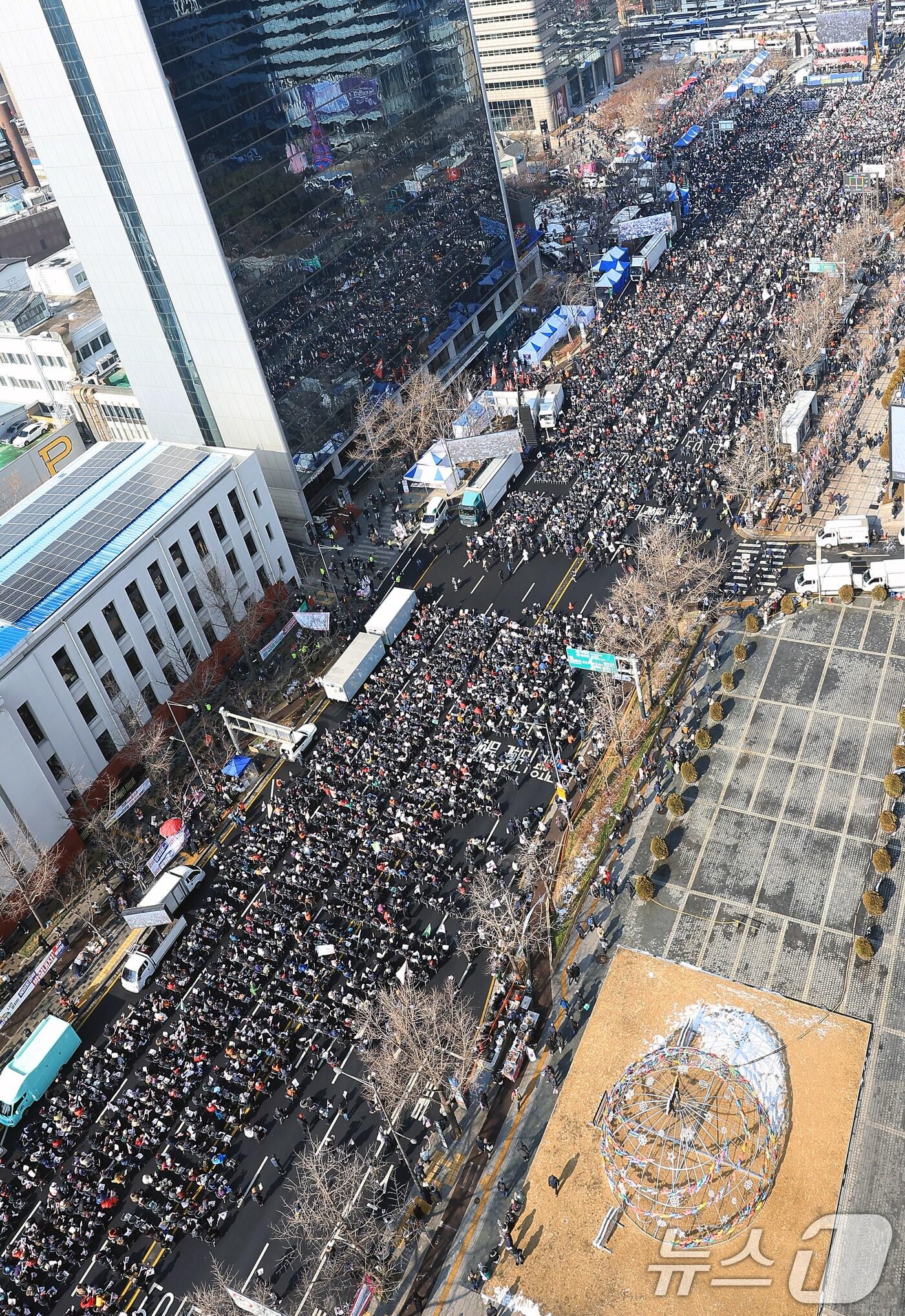 본문 이미지 - 1일 오후 서울 종로구 동화면세점 일대에서 대한민국바로세우기국민운동본부 주최로 열린 윤석열 대통령 탄핵 반대 집회에서 지지자 등이 손피켓과 태극기, 성조기를 흔들며 구호를 외치고 있다. 2025.2.1/뉴스1 ⓒ News1 박정호 기자