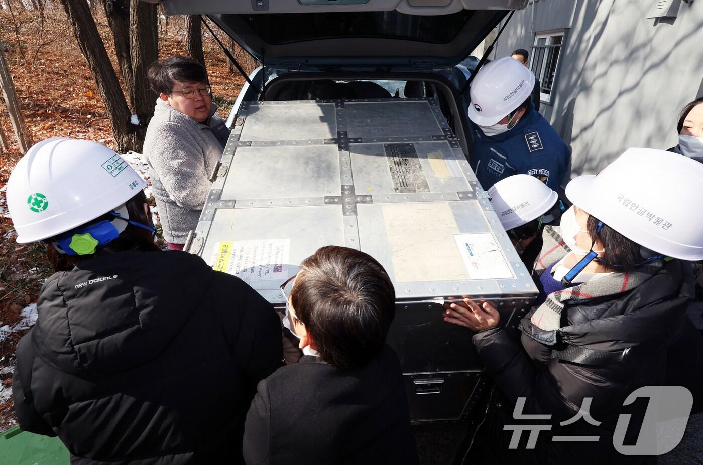 1일 서울 용산구 국립한글박물관에서 화재가 발생해 문화재청 등 관계자들이 소장품을 옮기고 있다. 소방 당국에 따르면 이날 화재는 3층 내부 공사 용접 절단 작업 중 발생한 것으로 추정되며 근로자 4명은 자력 대피, 2명은 구조했으나, 수색 중 철근 낙하물로 인해 다친 구조대원 1명이 병원으로 이송됐다고 밝혔다. 2025.2.1/뉴스1 ⓒ News1 황기선 기자