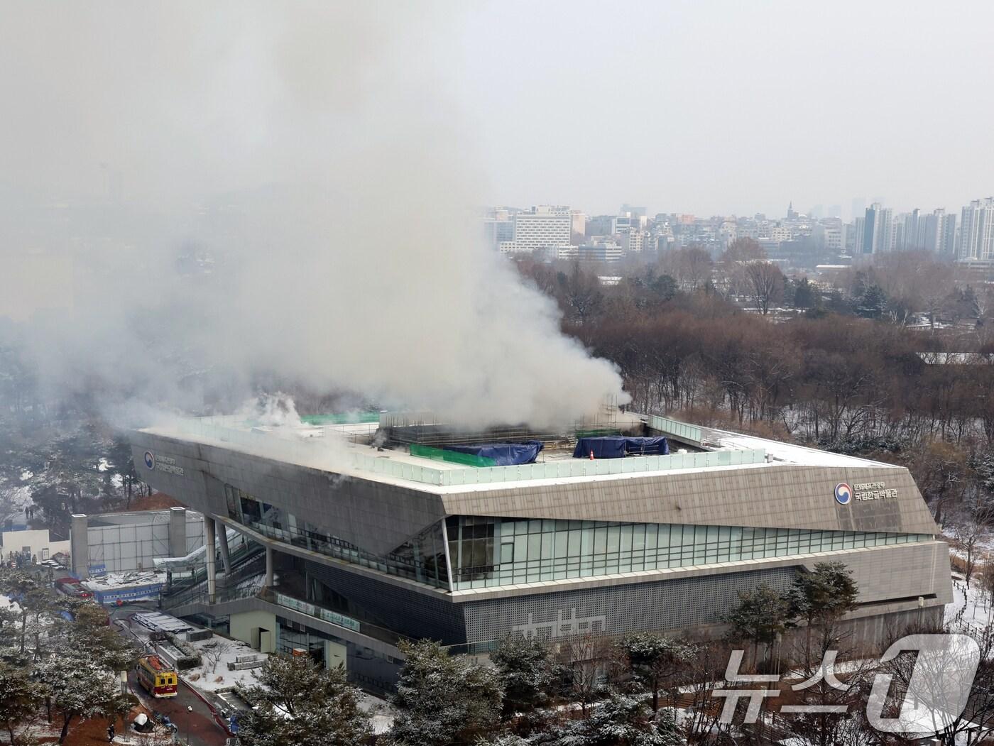 본문 이미지 - 1일 오전 서울 용산구 국립한글박물관 옥상에서 화재가 발생, 연기가 솟구치고 있다. 이날 화재는 3층 내부 공사 용접 절단 작업 중 발생한 것으로 추정되며 근로자 4명은 자력 대피, 2명은 구조했으나 구조대원 1명이 다쳐 병원으로 이송됐다고 밝혔다. 2025.2.1/뉴스1 ⓒ News1 황기선 기자