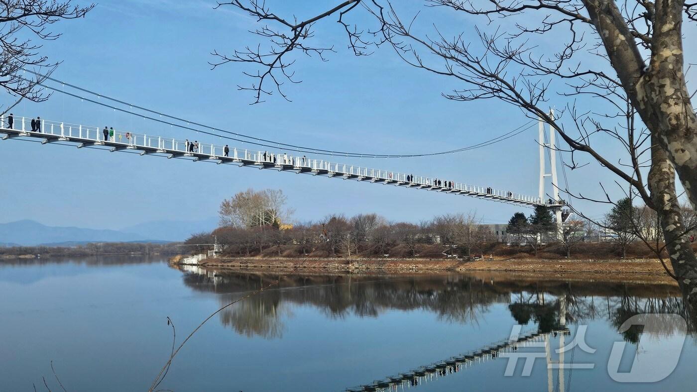 1일 오후 강원 춘천 근화동 '춘천사이로 248'를 찾은 관광객과 시민들이 출렁다리를 건너고 있다.2025.2.1 한귀섭 기자