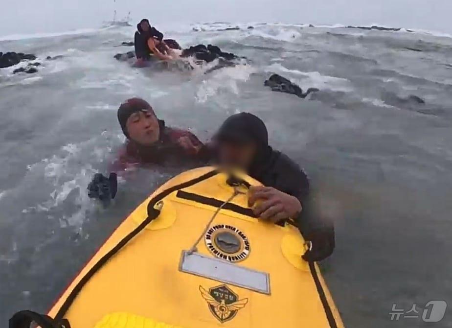 1일 오전 9시 25분쯤 제주시 구좌읍 하도리 토끼섬 인근 해상에서 좌초된 애월선적 '33만선호'(29톤·승선원 8명)와 '삼광호'(32톤·승선원 7명)의 승선원이 구조되고 있는 모습.(제주해양경찰청 제공)2025.2.1/뉴스1 ⓒ News1 홍수영 기자