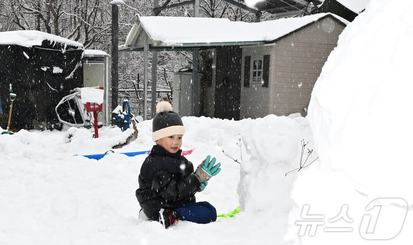 절기상 입춘(立春)을 이틀 앞둔 1일 많은 눈이 내린 경남 거창군 북상면 월성리를 찾은 아이들이 눈사람을 만들고 있다. (거창군 제공) 2025.2.1/뉴스1