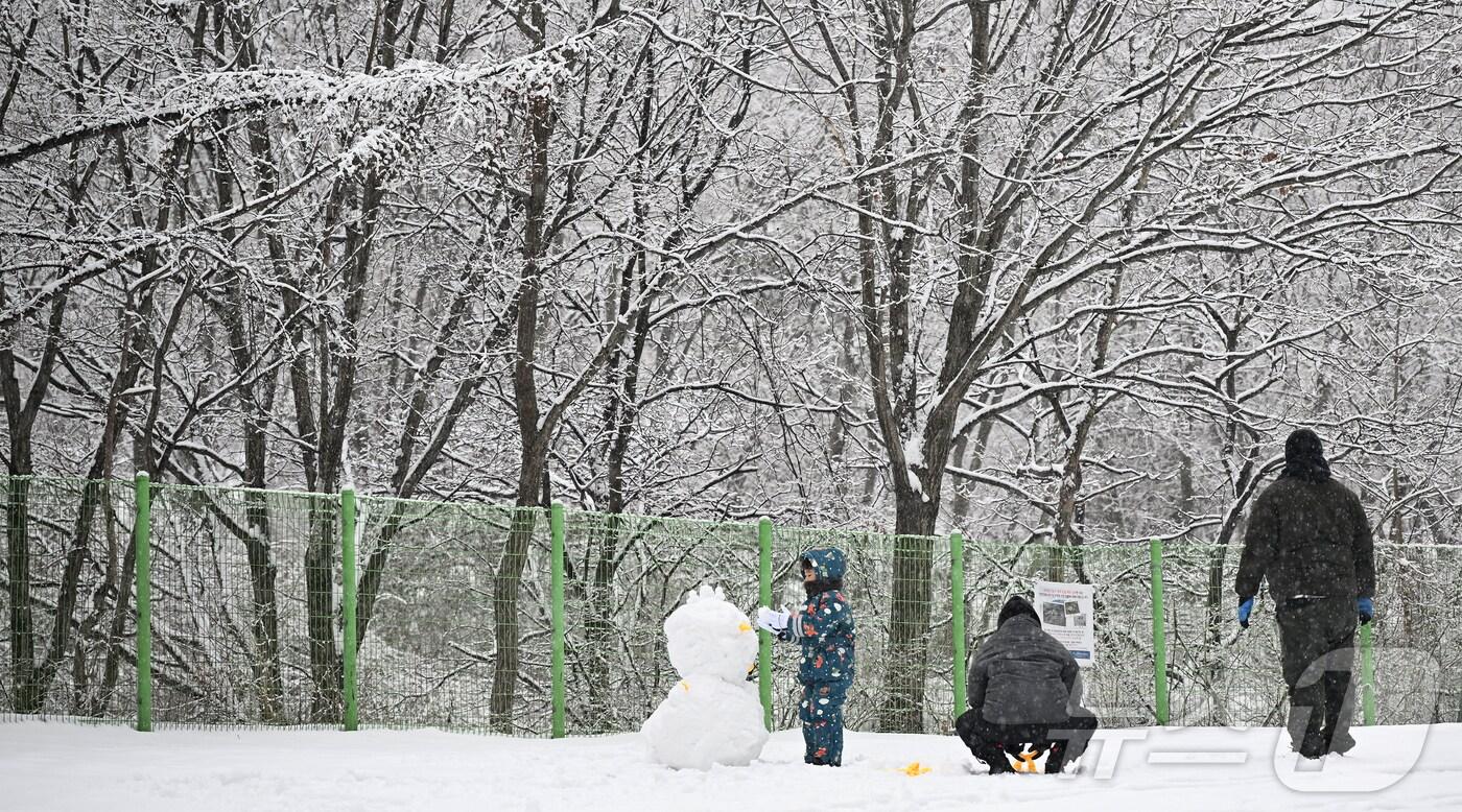 본문 이미지 - 절기상 입춘(立春)을 이틀 앞둔 1일 많은 눈이 내린 경남 거창군 북상면 월성리를 찾은 아이들이 눈사람을 만들고 있다. (거창군 제공) 2025.2.1/뉴스1