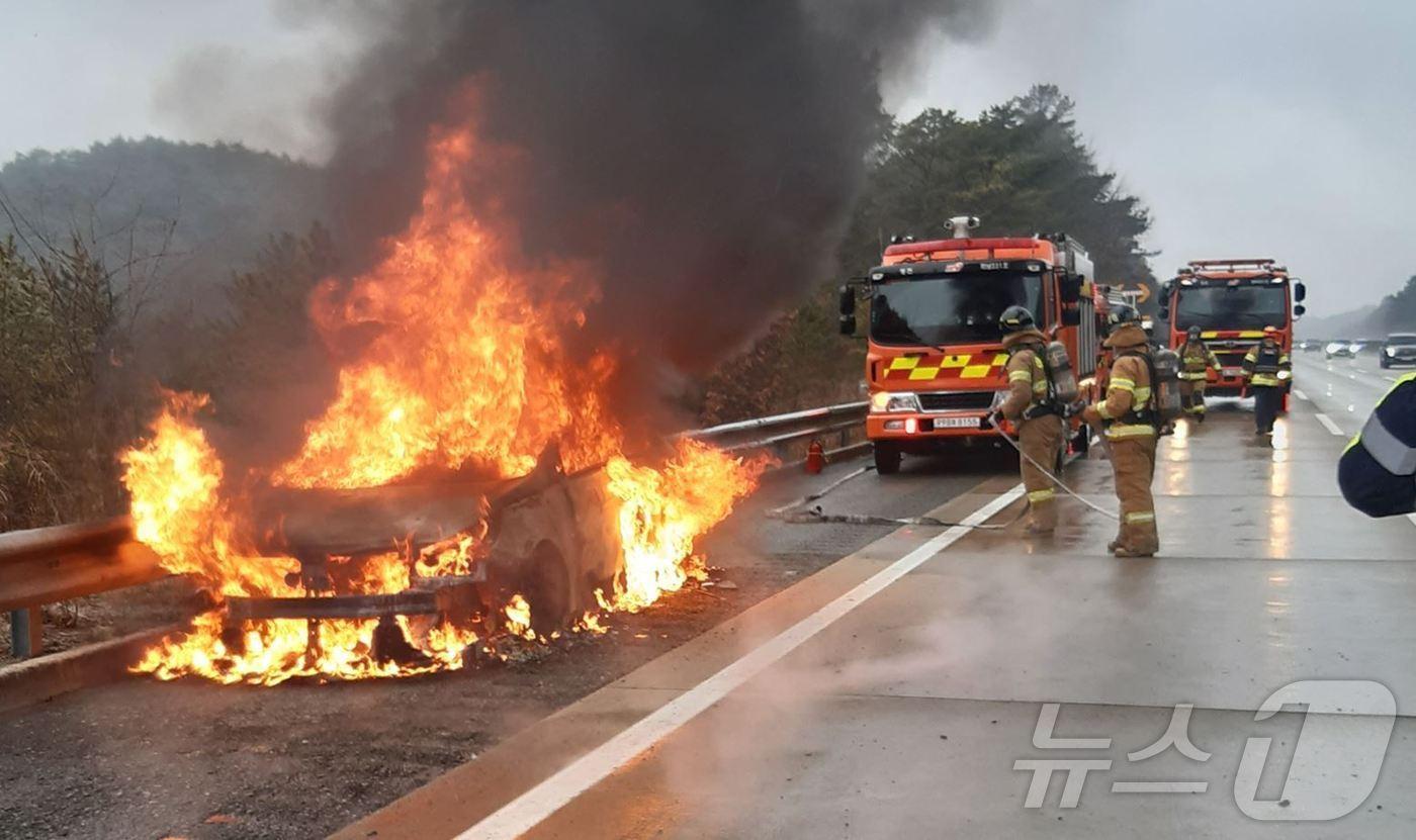 1일 오후 1시34분쯤 경북 영천시 임고면 대구포항고속도로 포항방향 35㎞ 지점을 달리고 있던 차량에서 불이 나 소방 당국이 출동해 20여분 만에 진화했다.(경북소방본부 제공)