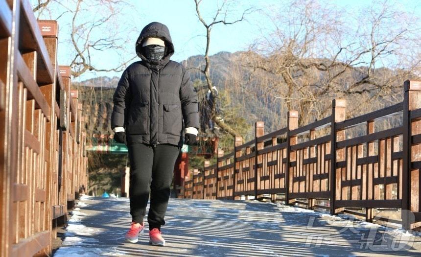 본문 이미지 - 충북 제천시의 한 시민이  최근 방한용품으로 몸을 감싼 채 의림지에서 운동을 하고 있다./뉴스1 
