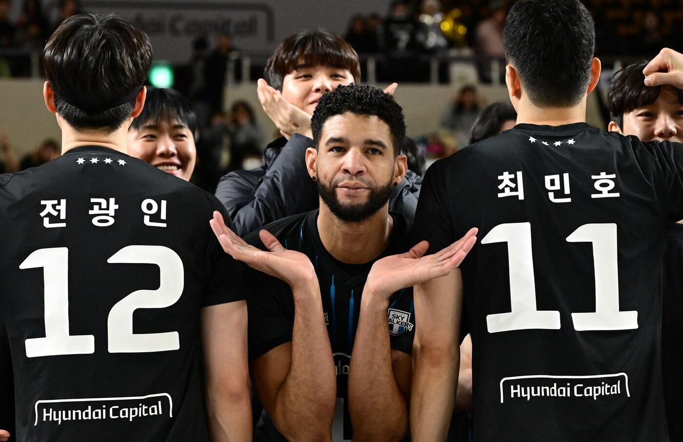 16연승을 달성한 뒤 기뻐하는 현대캐피탈 선수들&#40;KOVO제공&#41;