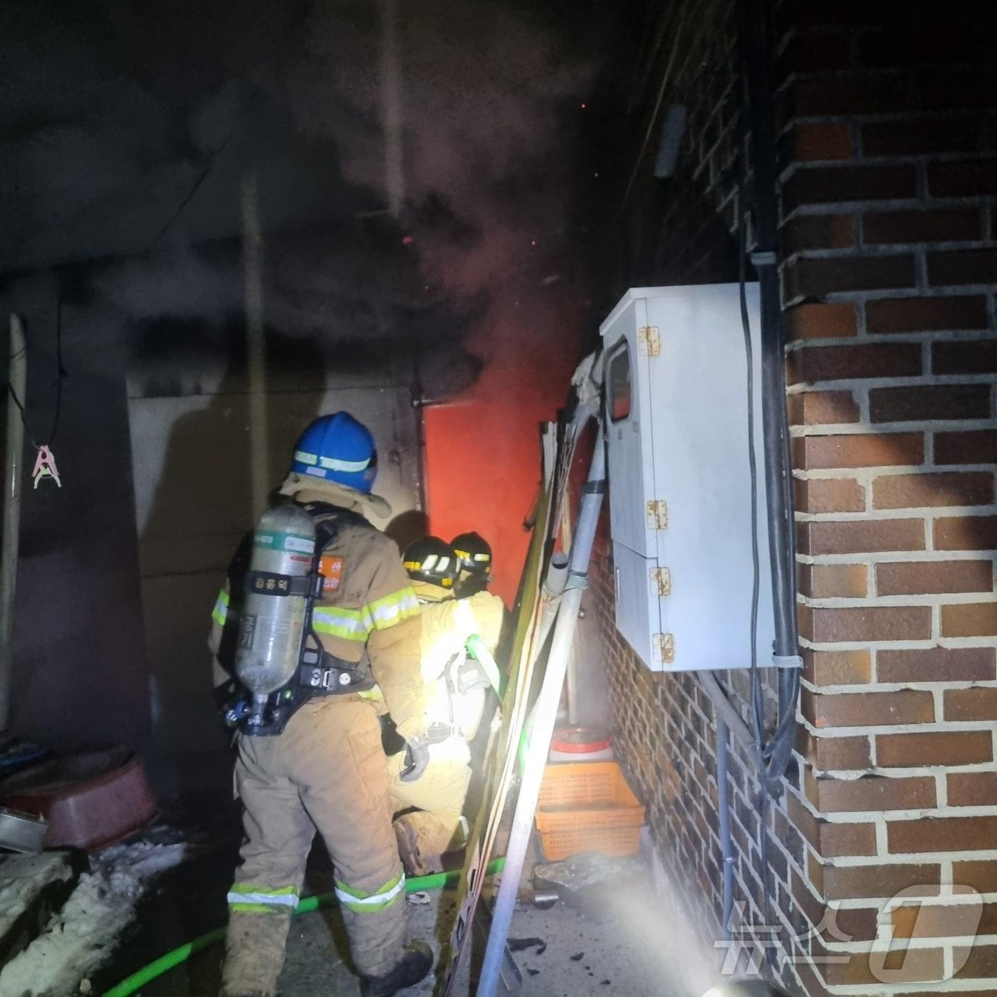 본문 이미지 - 9일 오후 11시 36분께 전북 군산시 대야면 한 단독주택에서 불이 났다.(전북소방 제공) 2025.2.10/뉴스1 